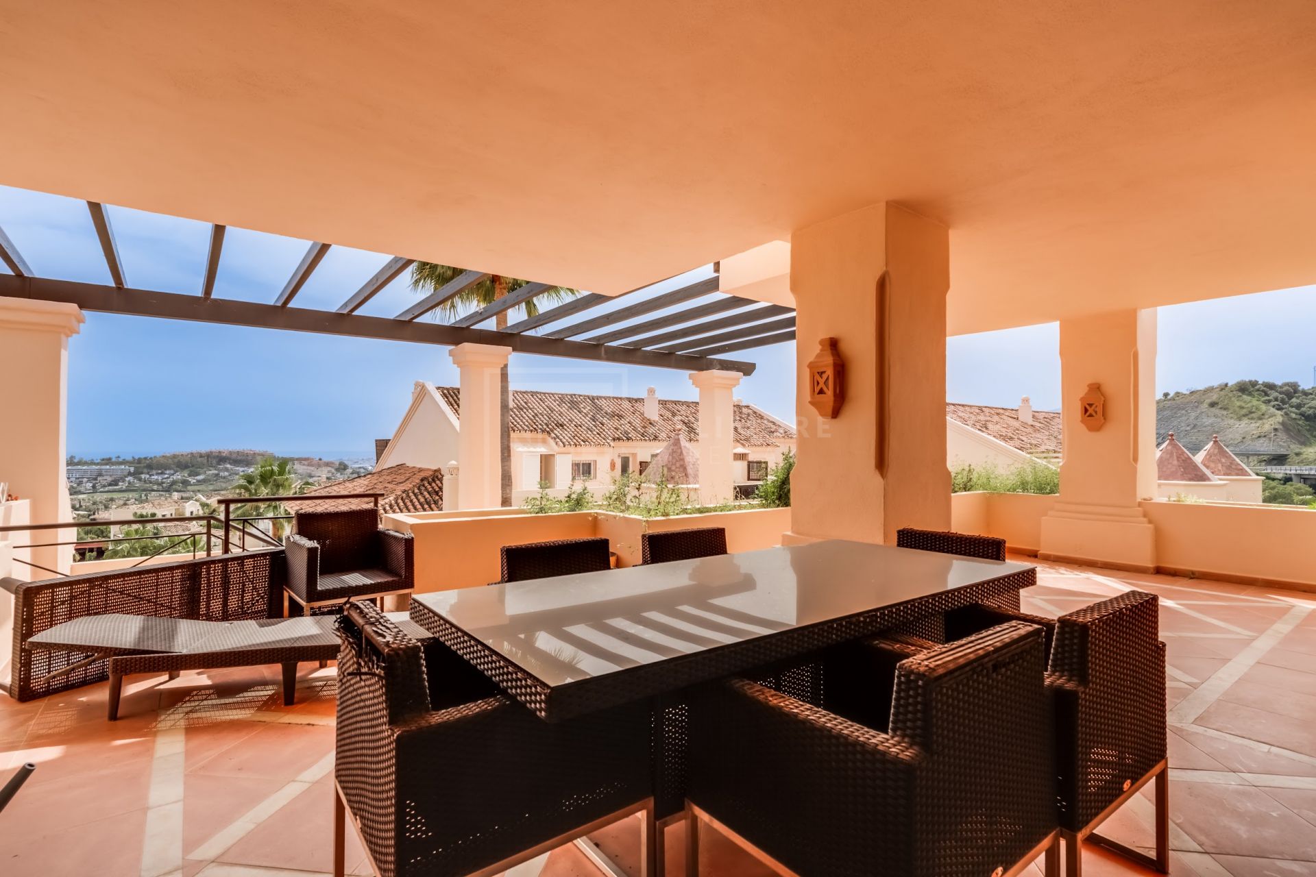 Elegante apartamento en planta baja de dos dormitorios situado en la exclusiva comunidad cerrada de Albatross Hill en Nueva Andalucía