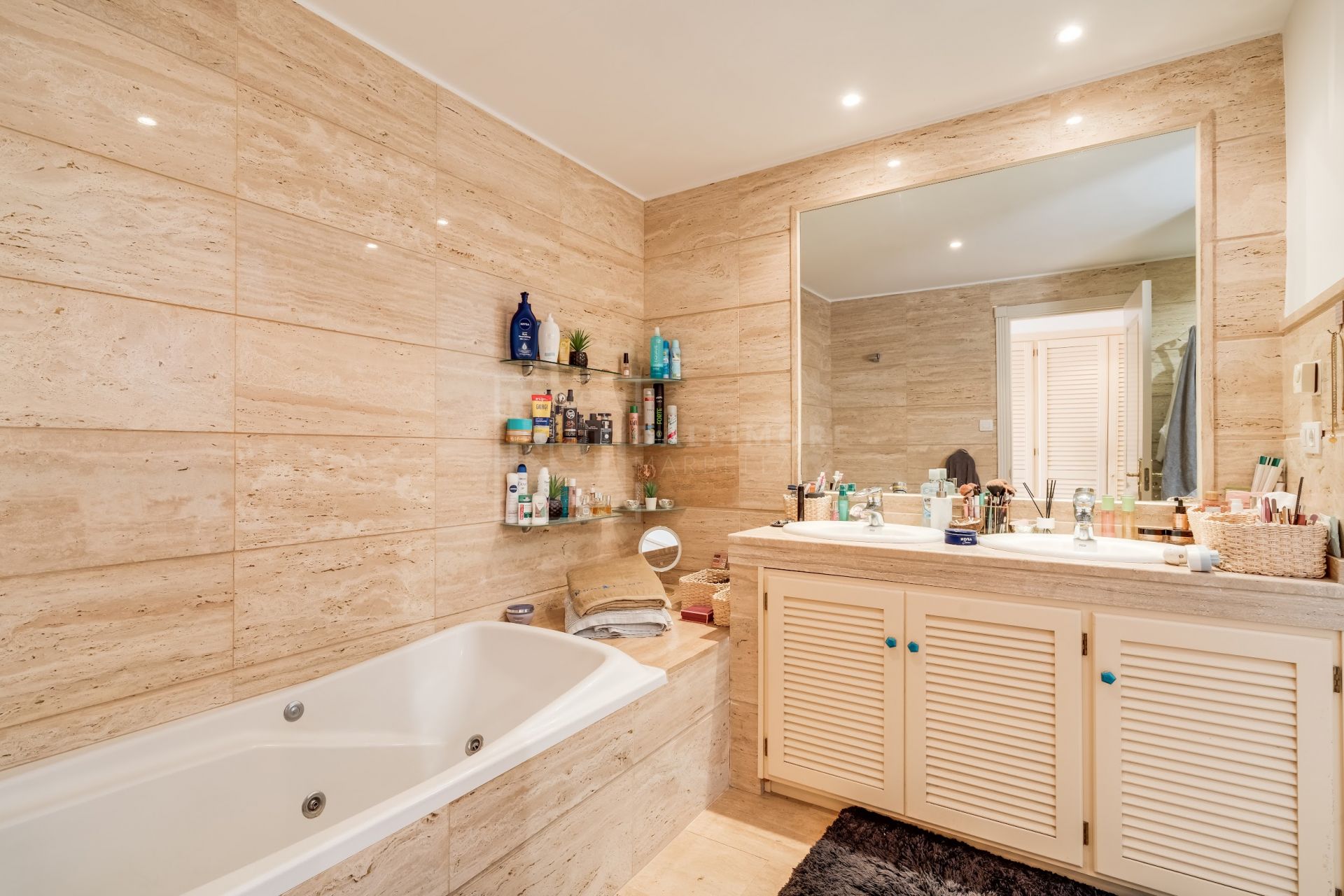 Elegante apartamento en planta baja de dos dormitorios situado en la exclusiva comunidad cerrada de Albatross Hill en Nueva Andalucía