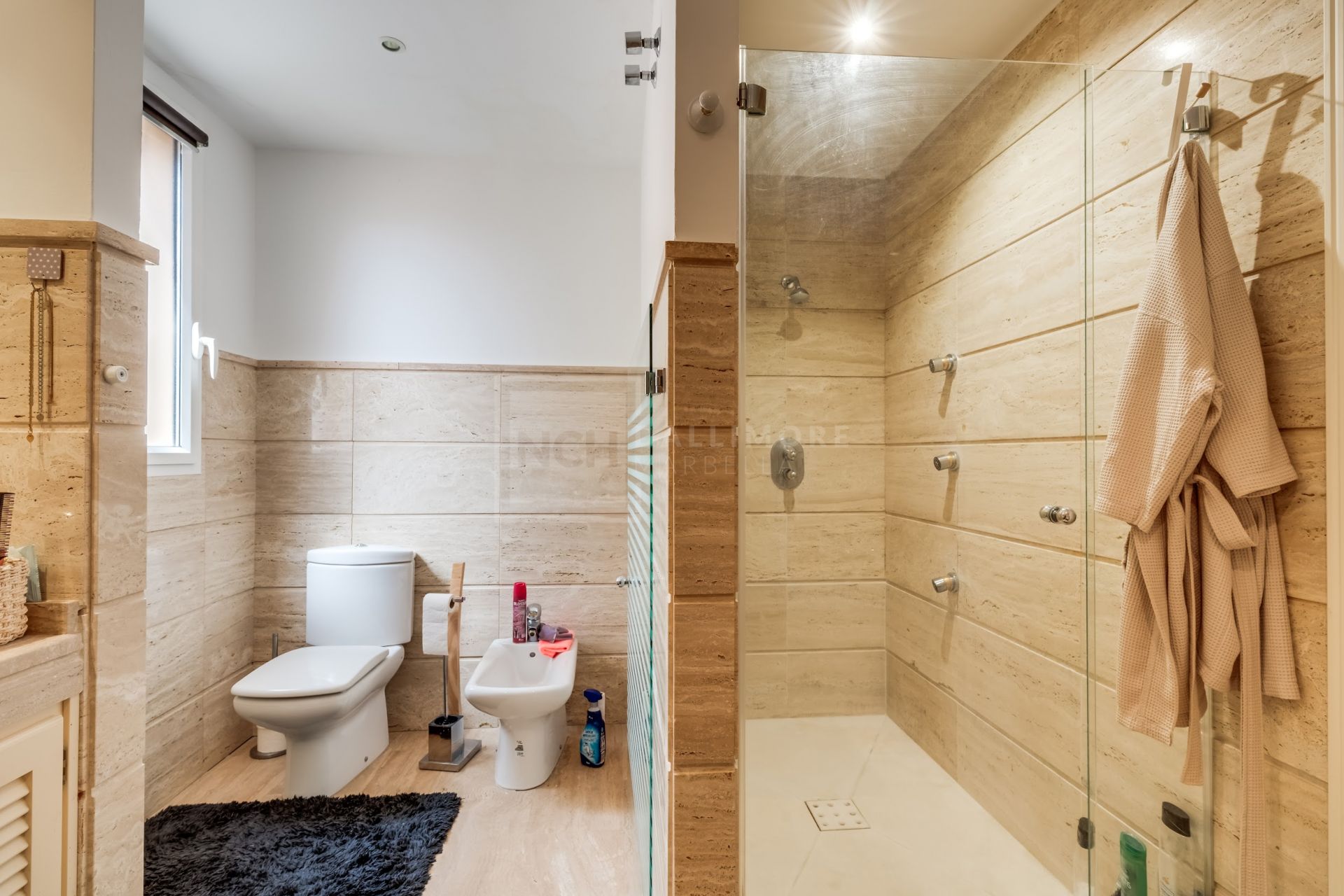 Elegante apartamento en planta baja de dos dormitorios situado en la exclusiva comunidad cerrada de Albatross Hill en Nueva Andalucía
