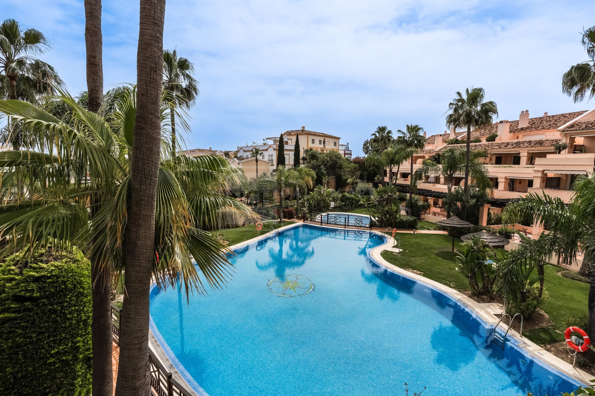 Elegante apartamento en planta baja de dos dormitorios situado en la exclusiva comunidad cerrada de Albatross Hill en Nueva Andalucía