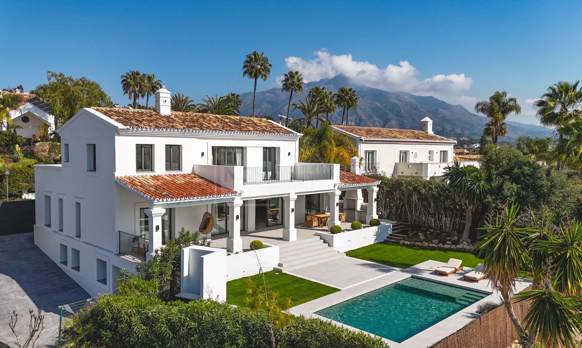 LUXURY 5-BEDROOM VILLA WITH PANORMIC SEA & GOLF VIEWS
