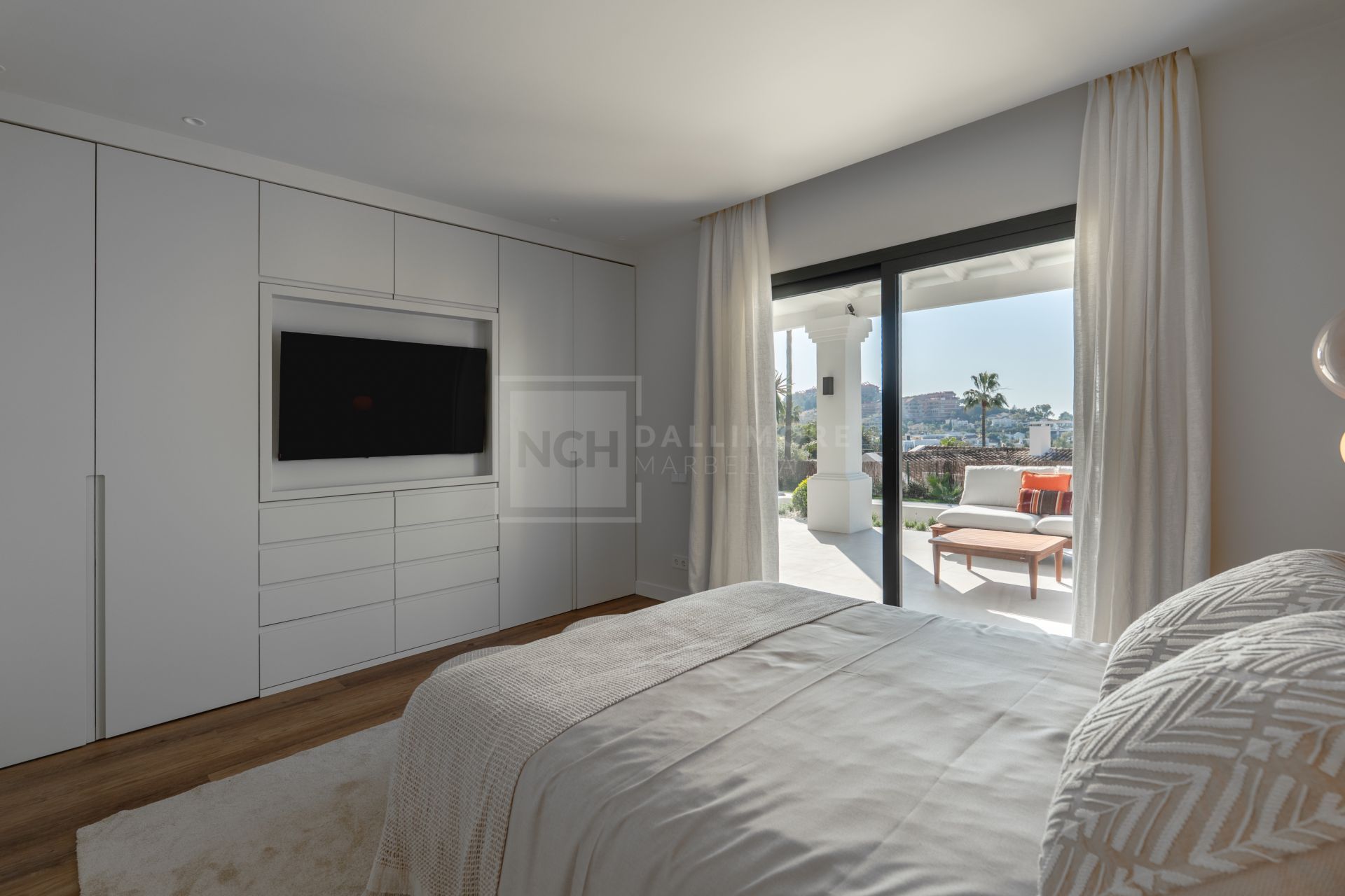 LUXURY 5-BEDROOM VILLA WITH PANORMIC SEA & GOLF VIEWS