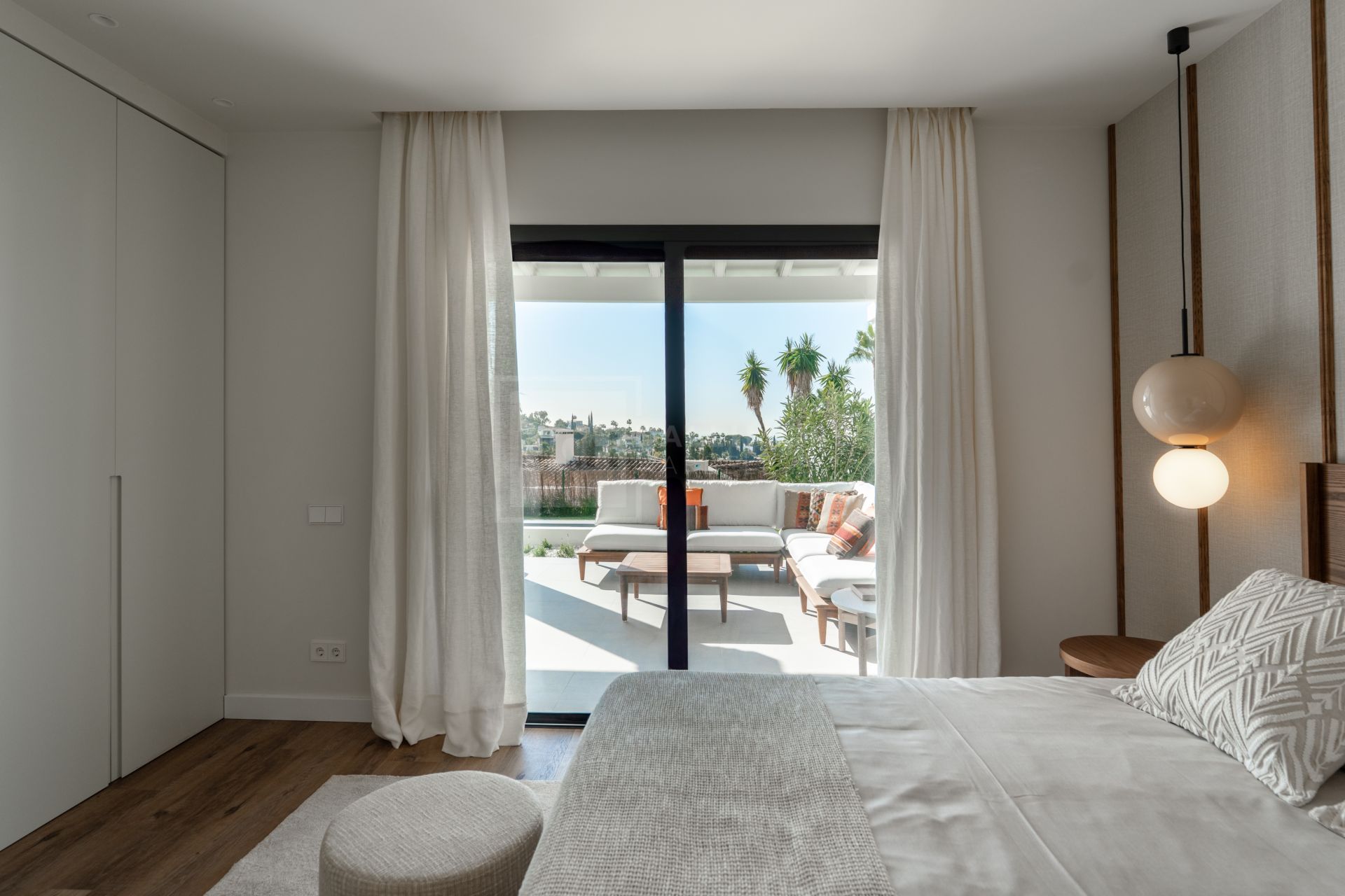 LUXURY 5-BEDROOM VILLA WITH PANORMIC SEA & GOLF VIEWS