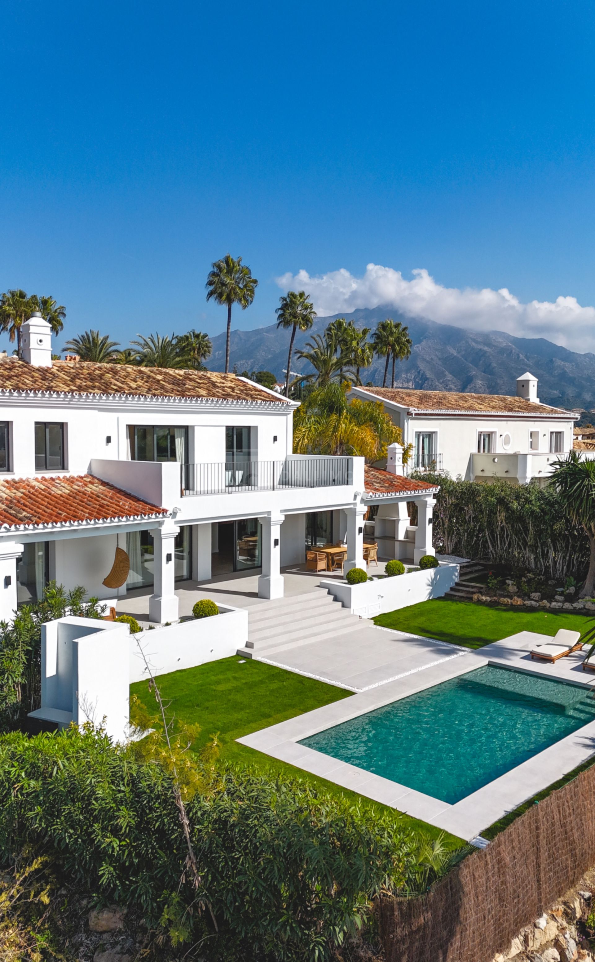 LUXURY 5-BEDROOM VILLA WITH PANORMIC SEA & GOLF VIEWS