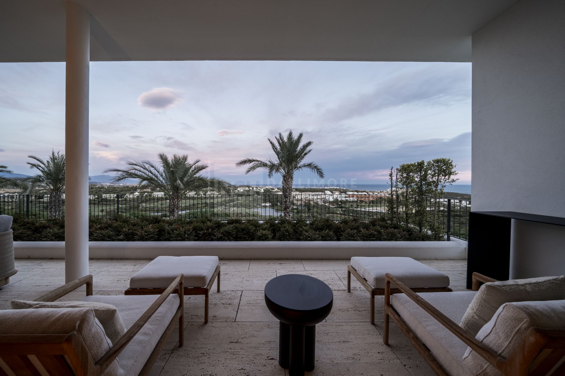 Apartamento en primera línea de golf que ofrece privacidad, vistas al mar y un estilo de vida de resort de cinco estrellas en Casares