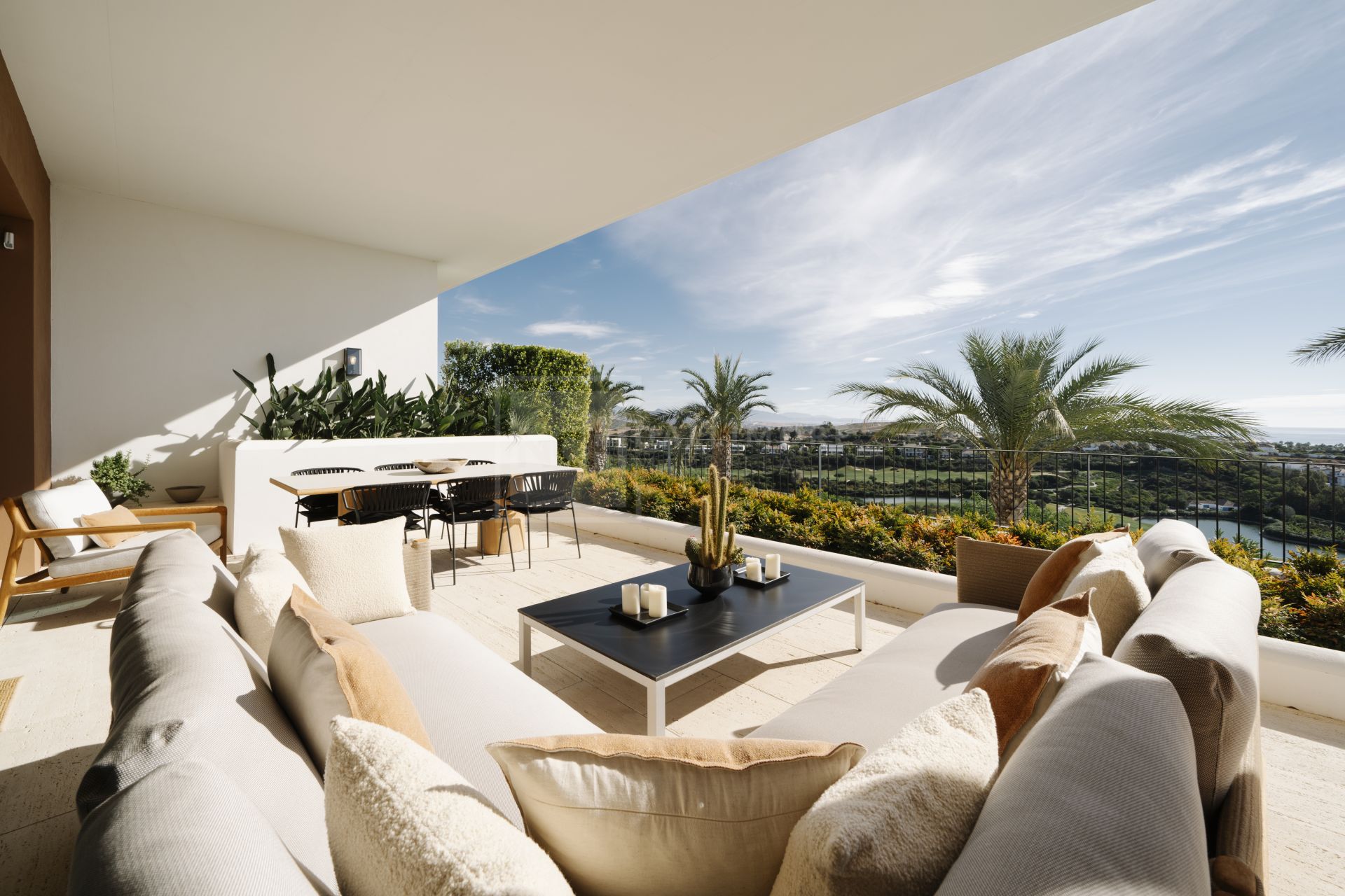 Apartamento en primera línea de golf que ofrece privacidad, vistas al mar y un estilo de vida de resort de cinco estrellas en Casares