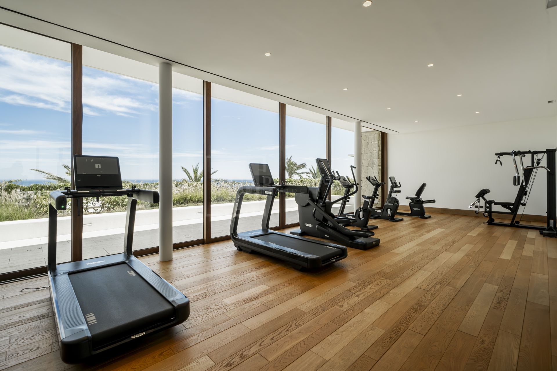 Apartamento en primera línea de golf que ofrece privacidad, vistas al mar y un estilo de vida de resort de cinco estrellas en Casares