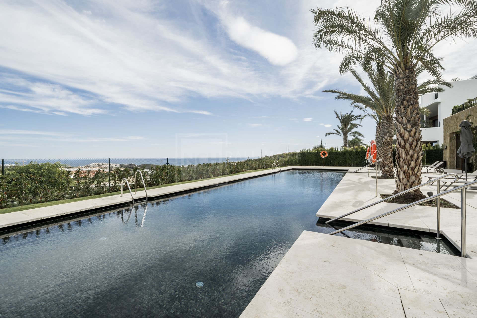Apartamento en primera línea de golf que ofrece privacidad, vistas al mar y un estilo de vida de resort de cinco estrellas en Casares