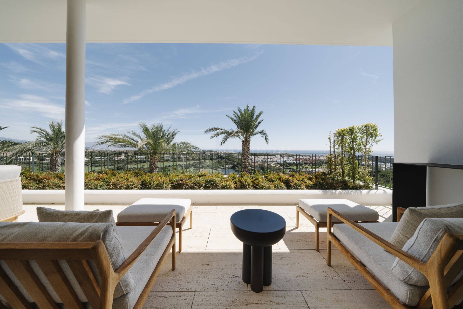 Apartamento en primera línea de golf que ofrece privacidad, vistas al mar y un estilo de vida de resort de cinco estrellas en Casares