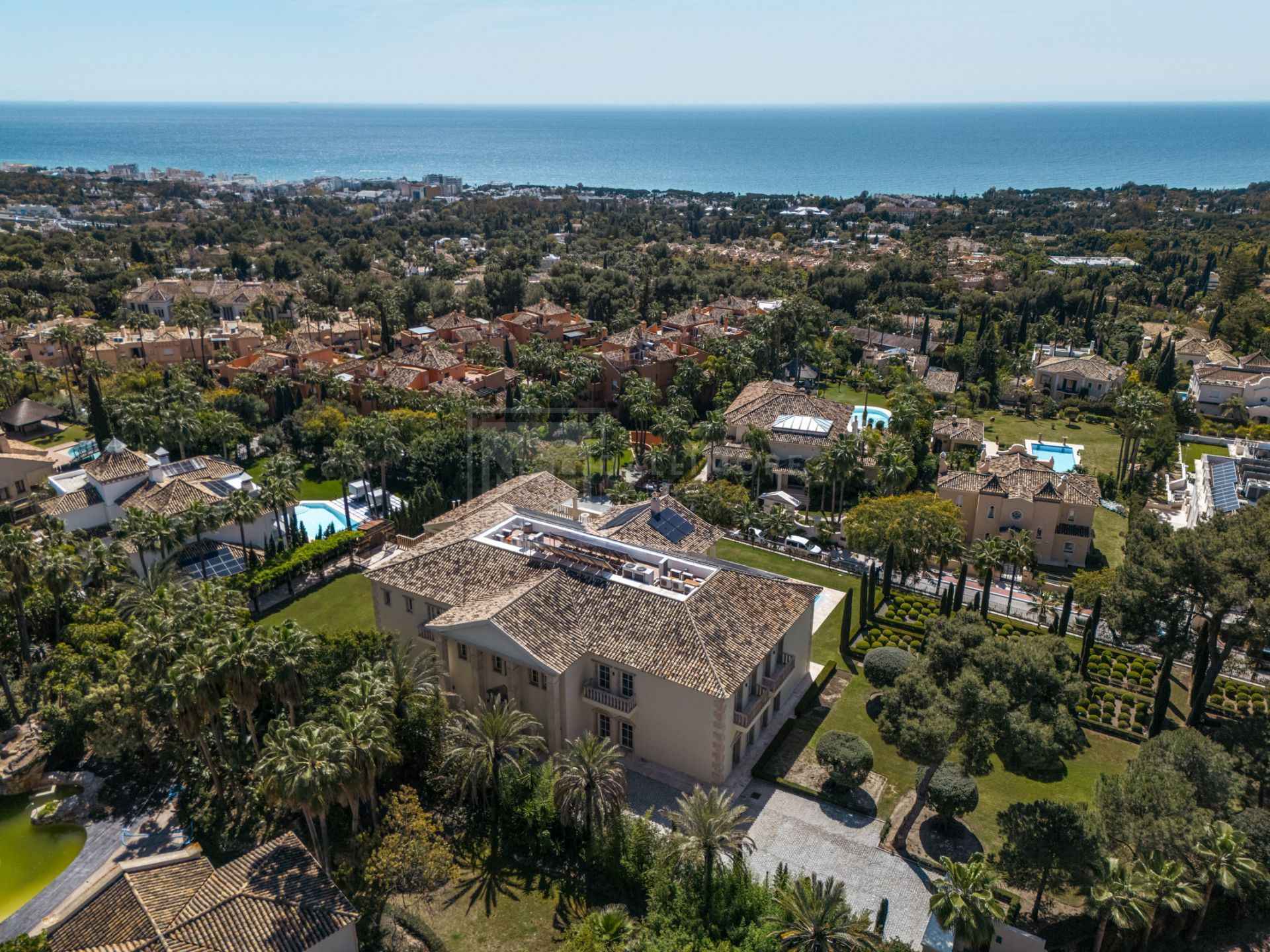 VILLA SINFONÍA - LUJOSA FINCA NEOCLÁSICA EN SIERRA BLANCA
