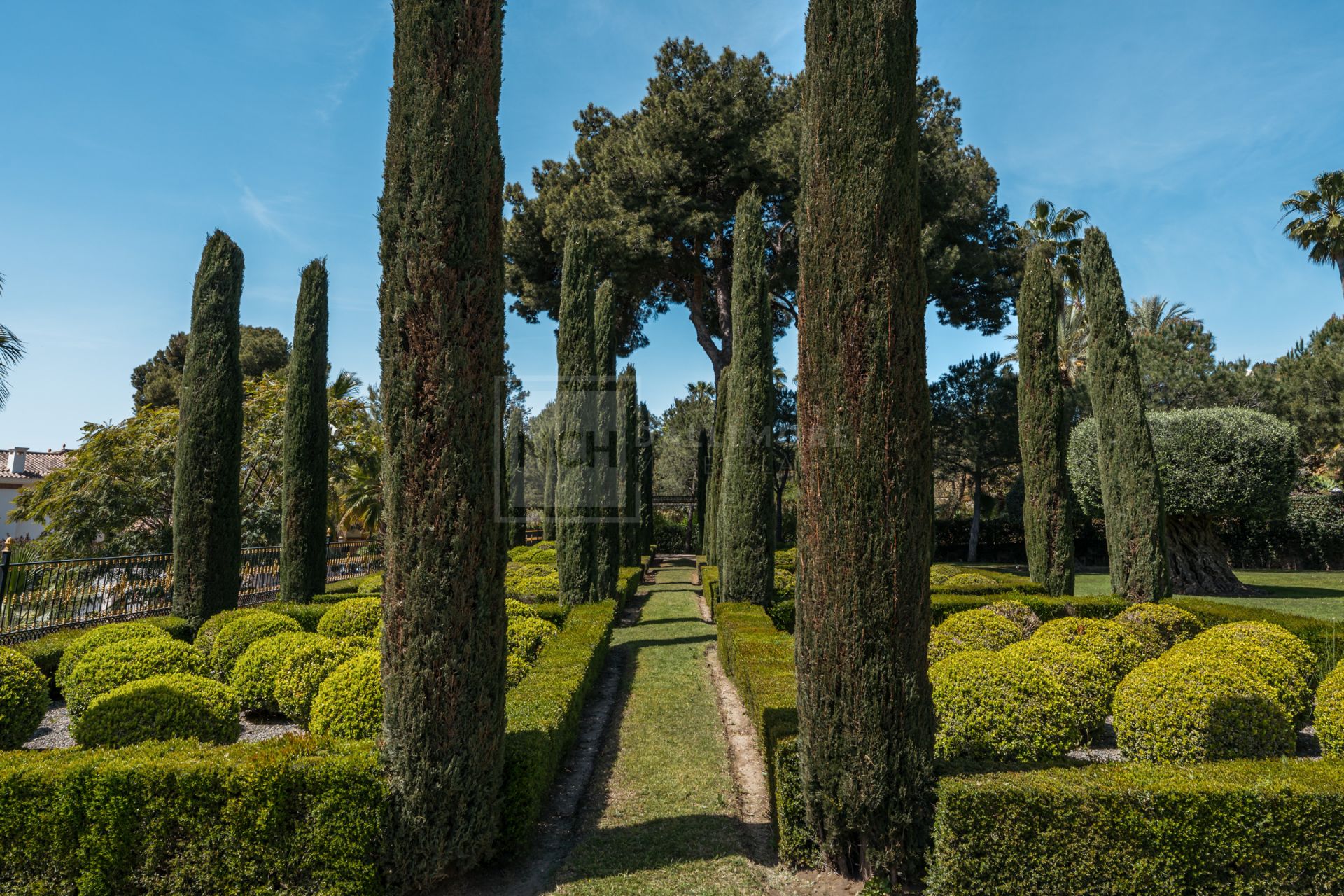 VILLA SINFONÍA - LUJOSA FINCA NEOCLÁSICA EN SIERRA BLANCA
