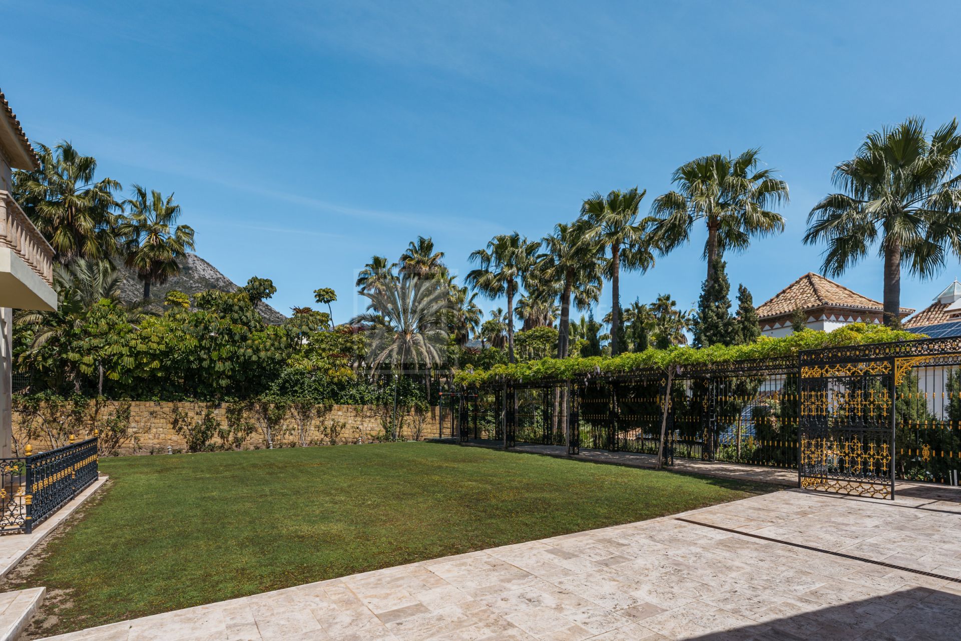 VILLA SINFONÍA - LUJOSA FINCA NEOCLÁSICA EN SIERRA BLANCA