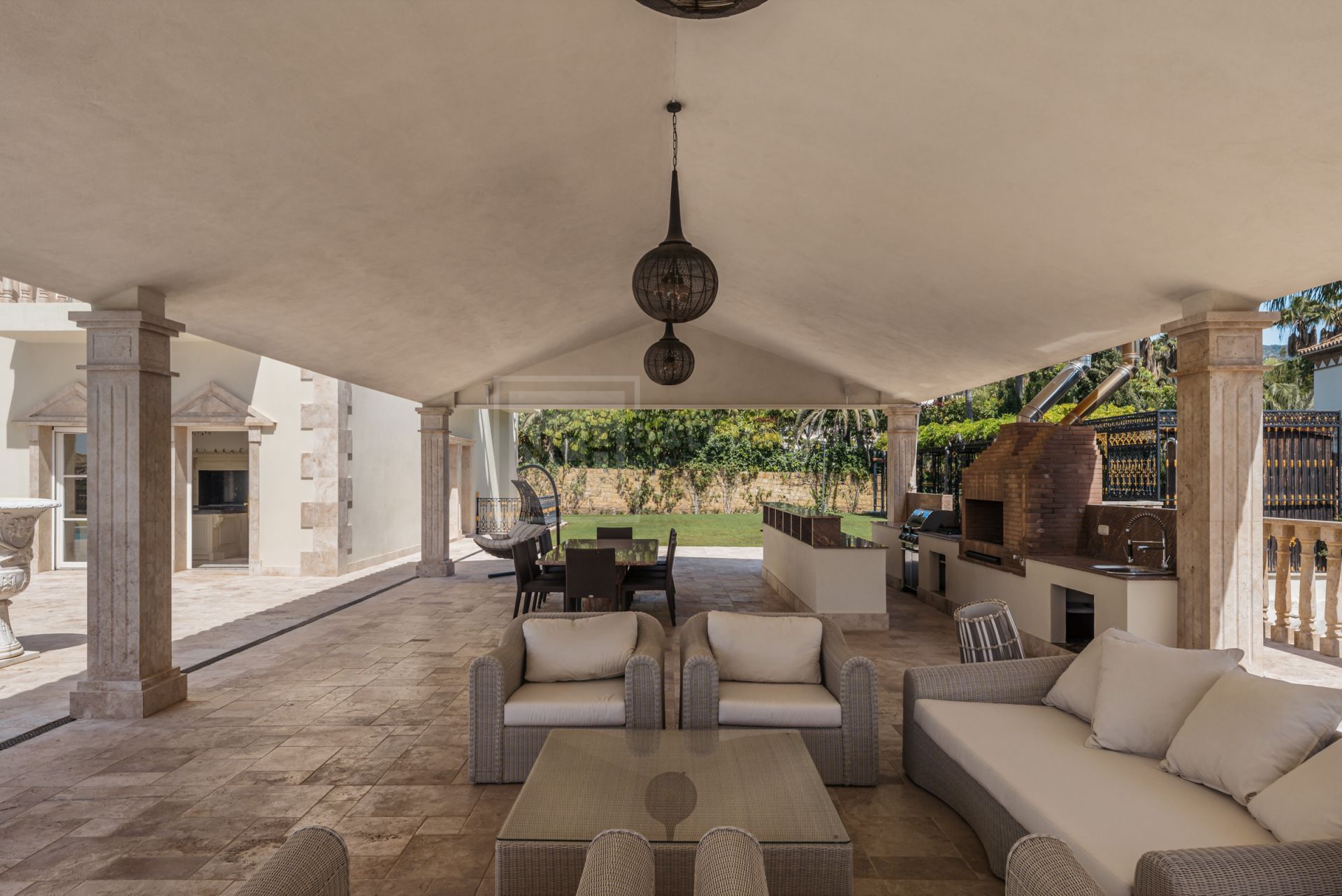 VILLA SINFONÍA - LUJOSA FINCA NEOCLÁSICA EN SIERRA BLANCA