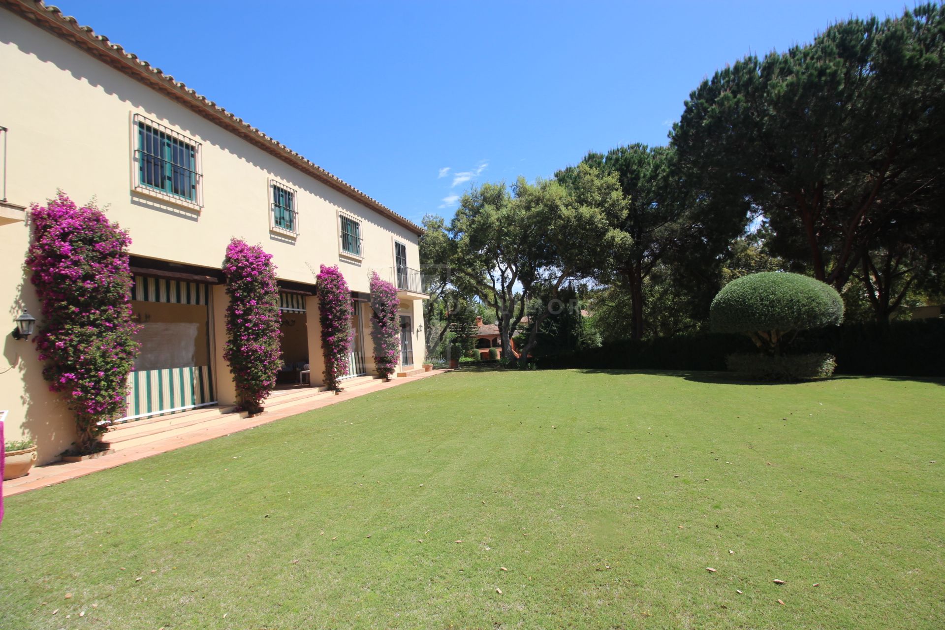LARGE TRADITIONAL STYLE VILLA IN SOTOGRANDE