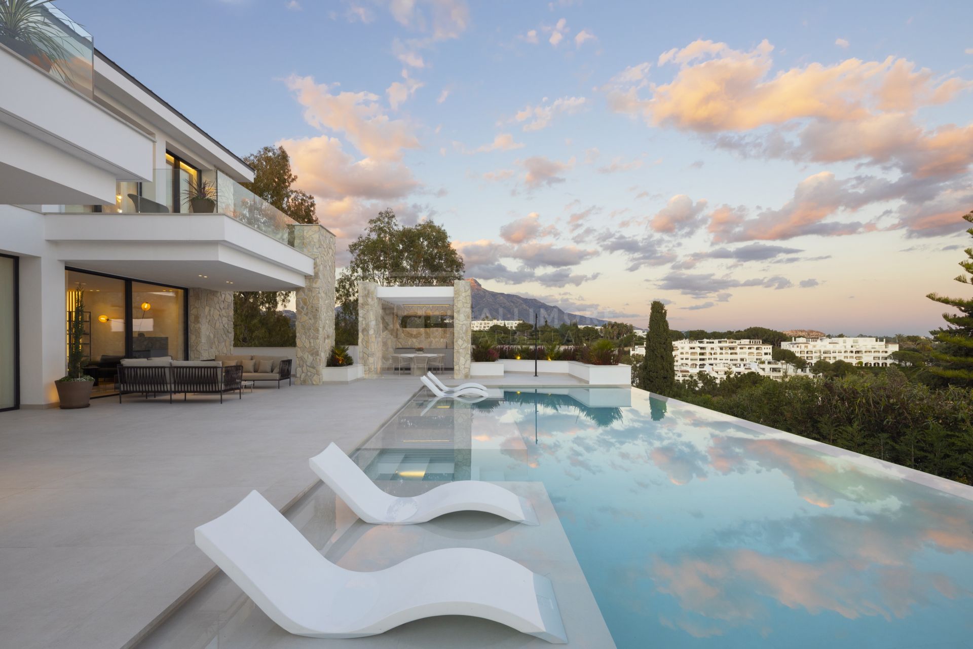 VILLA MODERNA CON VISTAS PANORÁMICAS EN LA QUINTA
