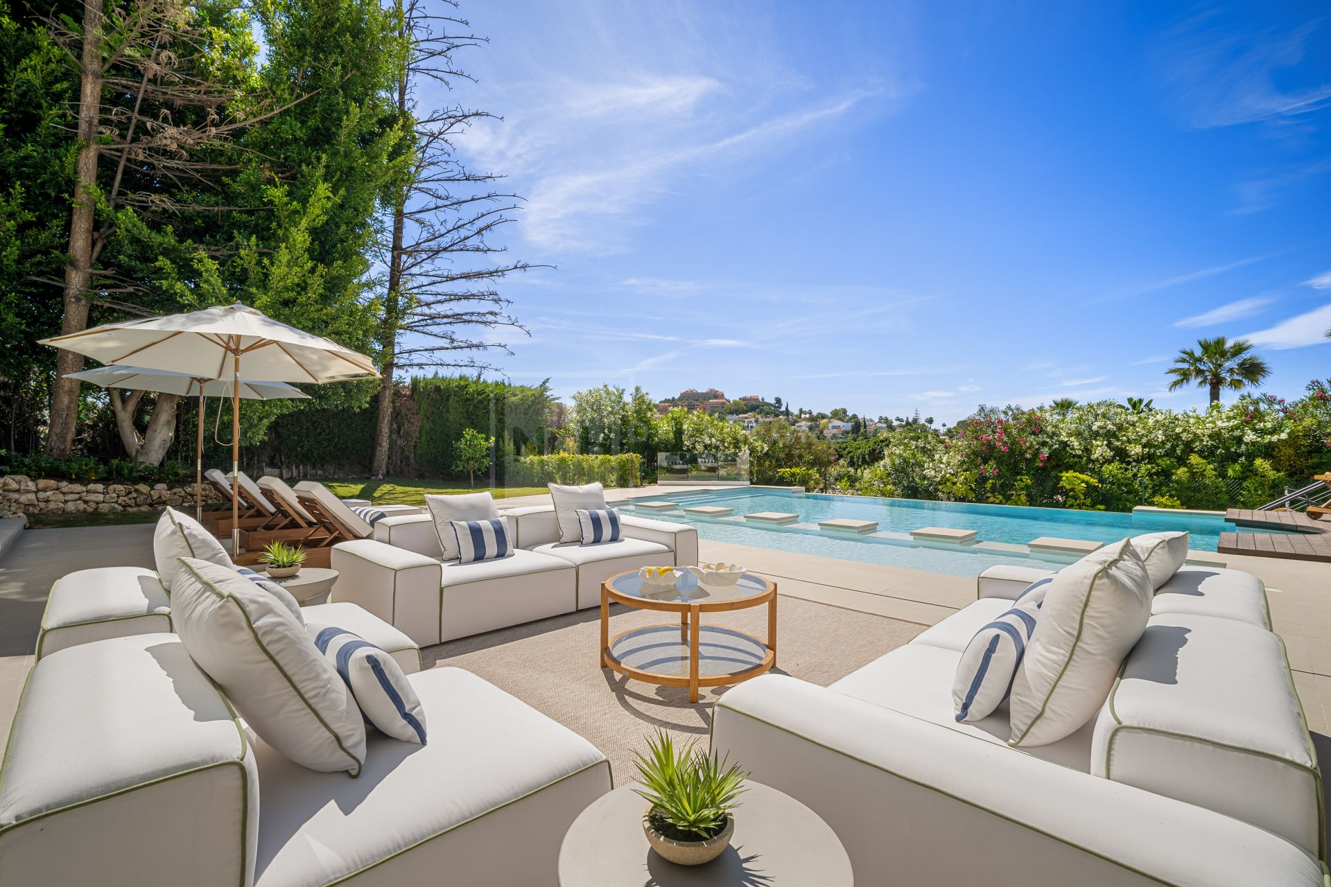 SPECTACULAR 6-BEDROOM DESIGNER VILLA WITH SPA, CINEMA AND GOLF VIEWS IN NUEVA ANDALUCÍA