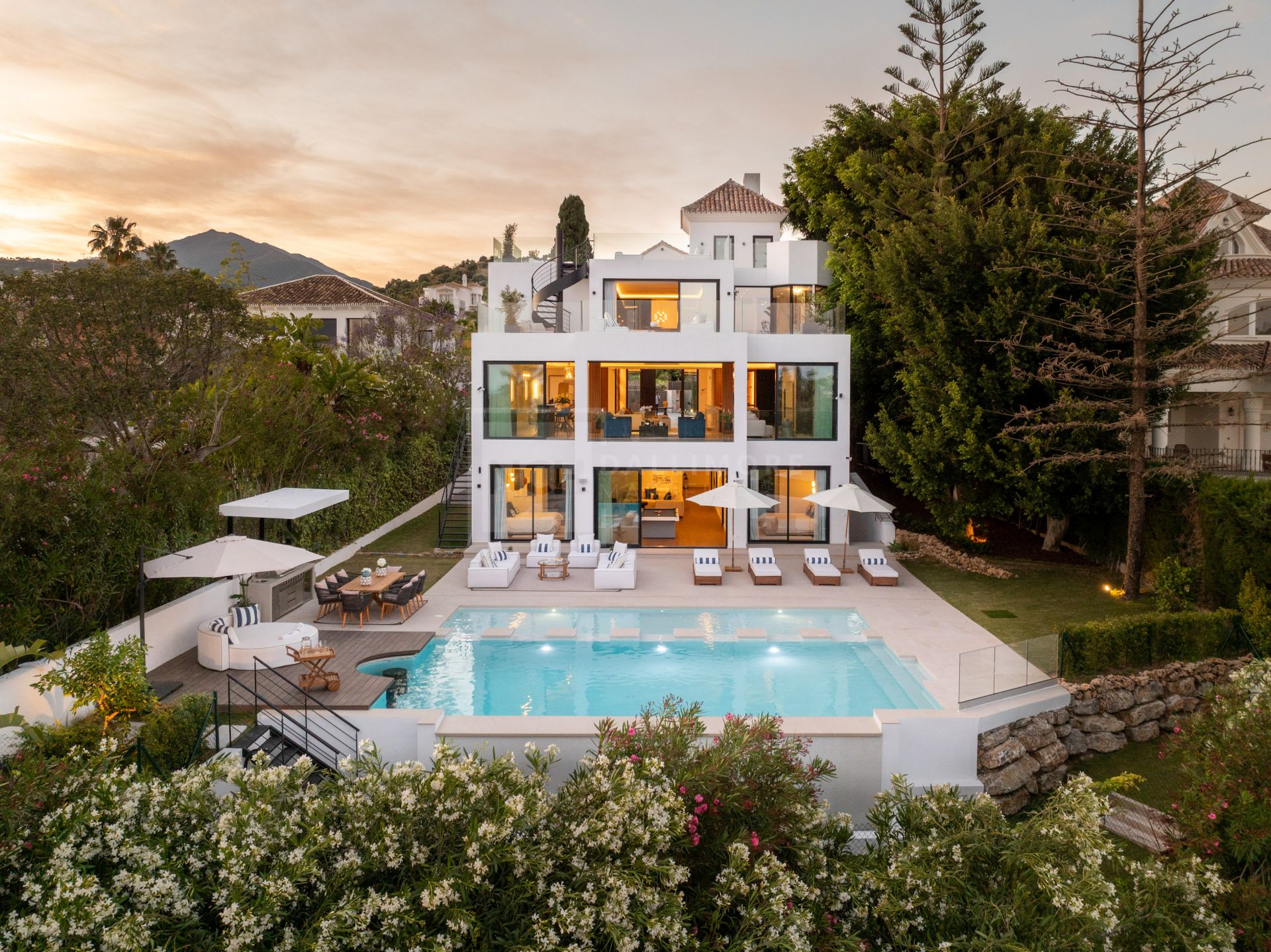 SPECTACULAR 6-BEDROOM DESIGNER VILLA WITH SPA, CINEMA AND GOLF VIEWS IN NUEVA ANDALUCÍA