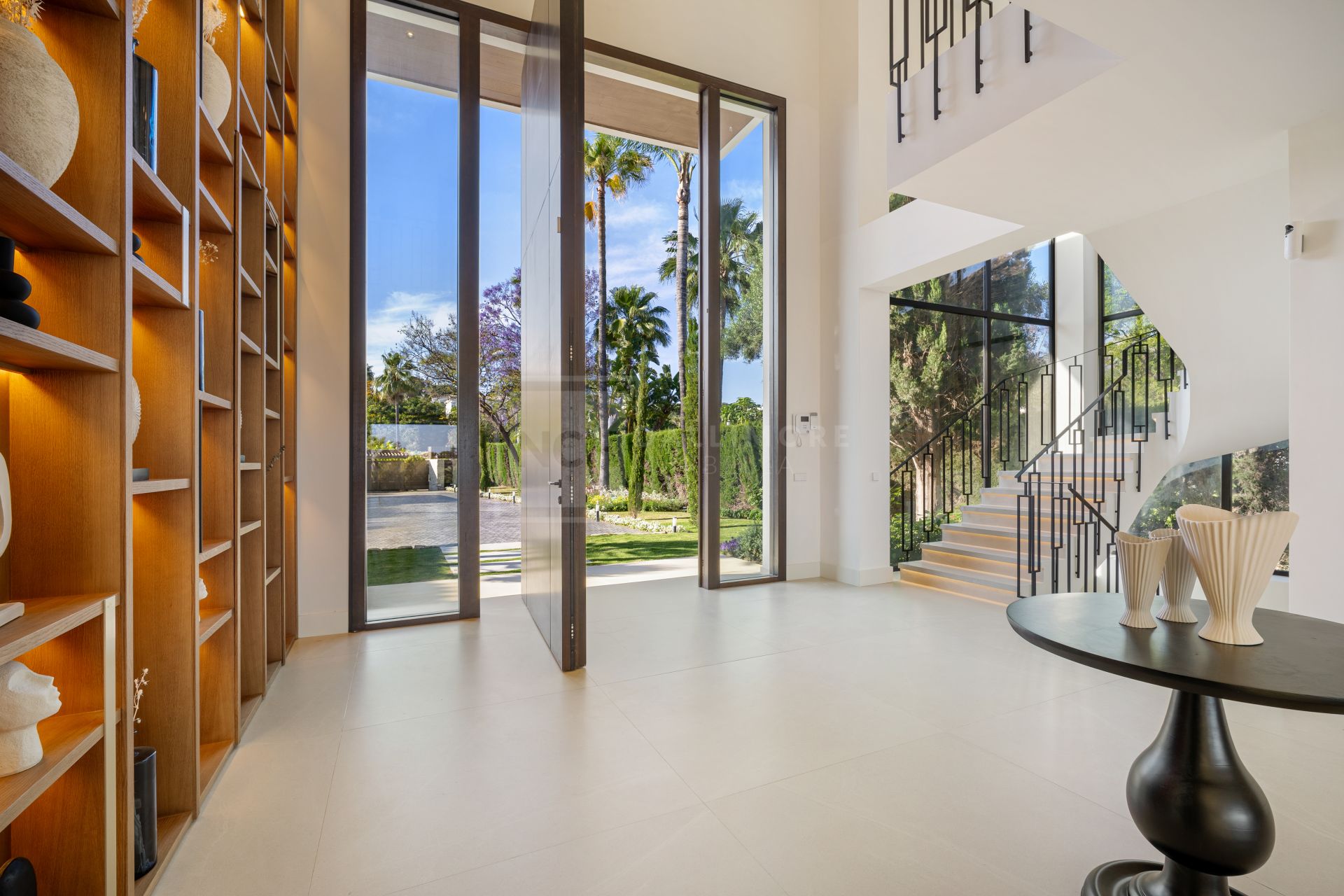 SPECTACULAR 6-BEDROOM DESIGNER VILLA WITH SPA, CINEMA AND GOLF VIEWS IN NUEVA ANDALUCÍA