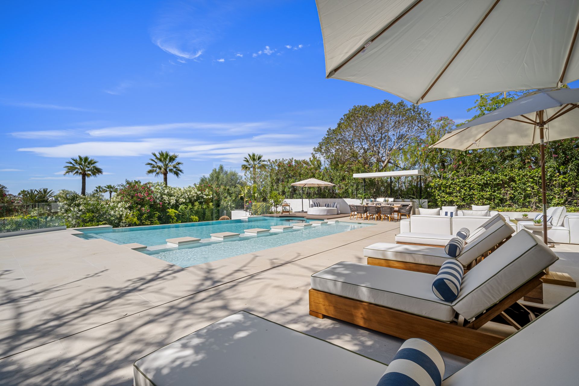 SPECTACULAR 6-BEDROOM DESIGNER VILLA WITH SPA, CINEMA AND GOLF VIEWS IN NUEVA ANDALUCÍA