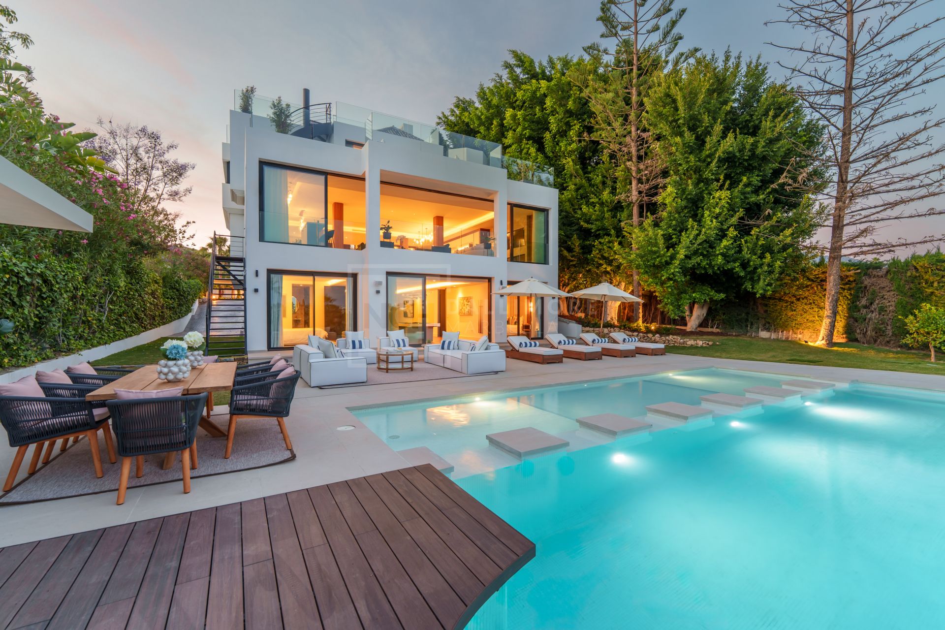 SPECTACULAR 6-BEDROOM DESIGNER VILLA WITH SPA, CINEMA AND GOLF VIEWS IN NUEVA ANDALUCÍA