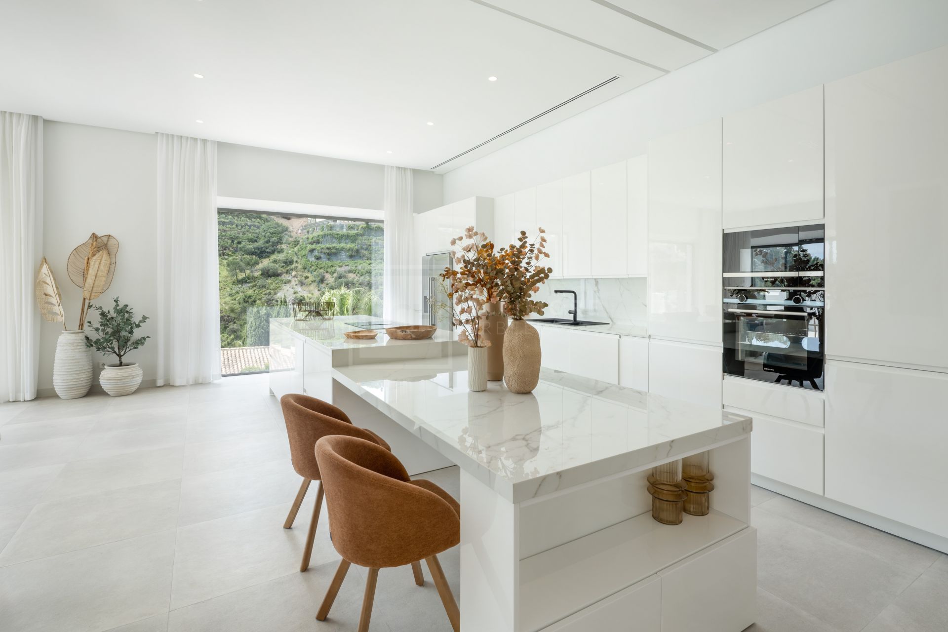 OBRA MAESTRA DE CINCO DORMITORIOS EN UNA PRESTIGIOSA COMUNIDAD CERRADA CON VISTAS AL MAR