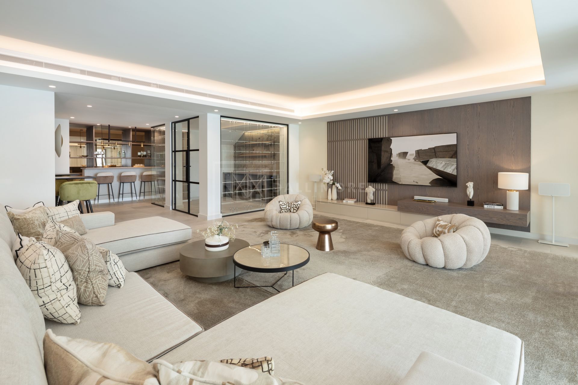 OBRA MAESTRA DE CINCO DORMITORIOS EN UNA PRESTIGIOSA COMUNIDAD CERRADA CON VISTAS AL MAR