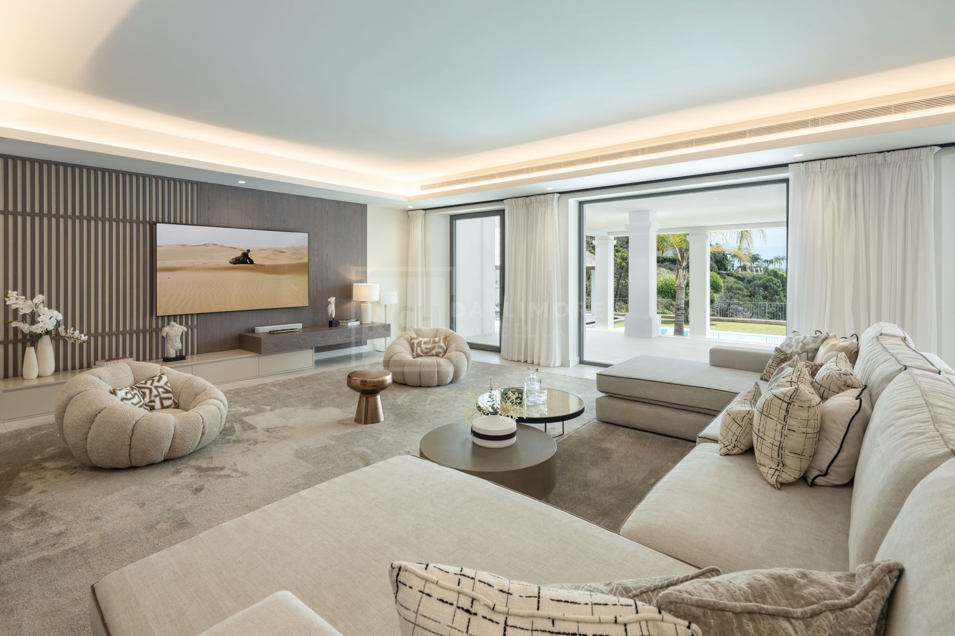 OBRA MAESTRA DE CINCO DORMITORIOS EN UNA PRESTIGIOSA COMUNIDAD CERRADA CON VISTAS AL MAR