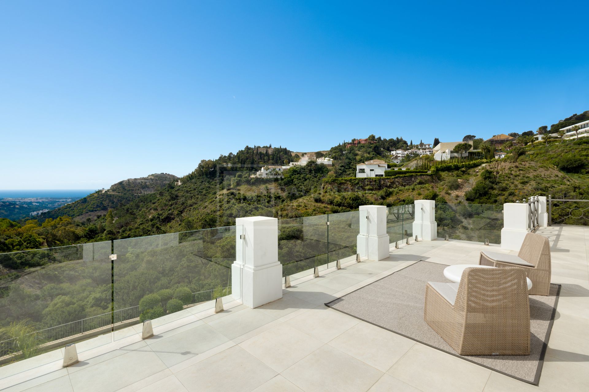 OBRA MAESTRA DE CINCO DORMITORIOS EN UNA PRESTIGIOSA COMUNIDAD CERRADA CON VISTAS AL MAR