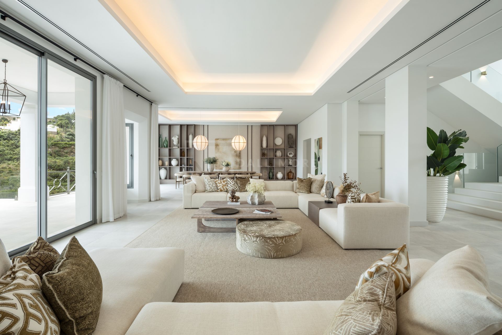OBRA MAESTRA DE CINCO DORMITORIOS EN UNA PRESTIGIOSA COMUNIDAD CERRADA CON VISTAS AL MAR