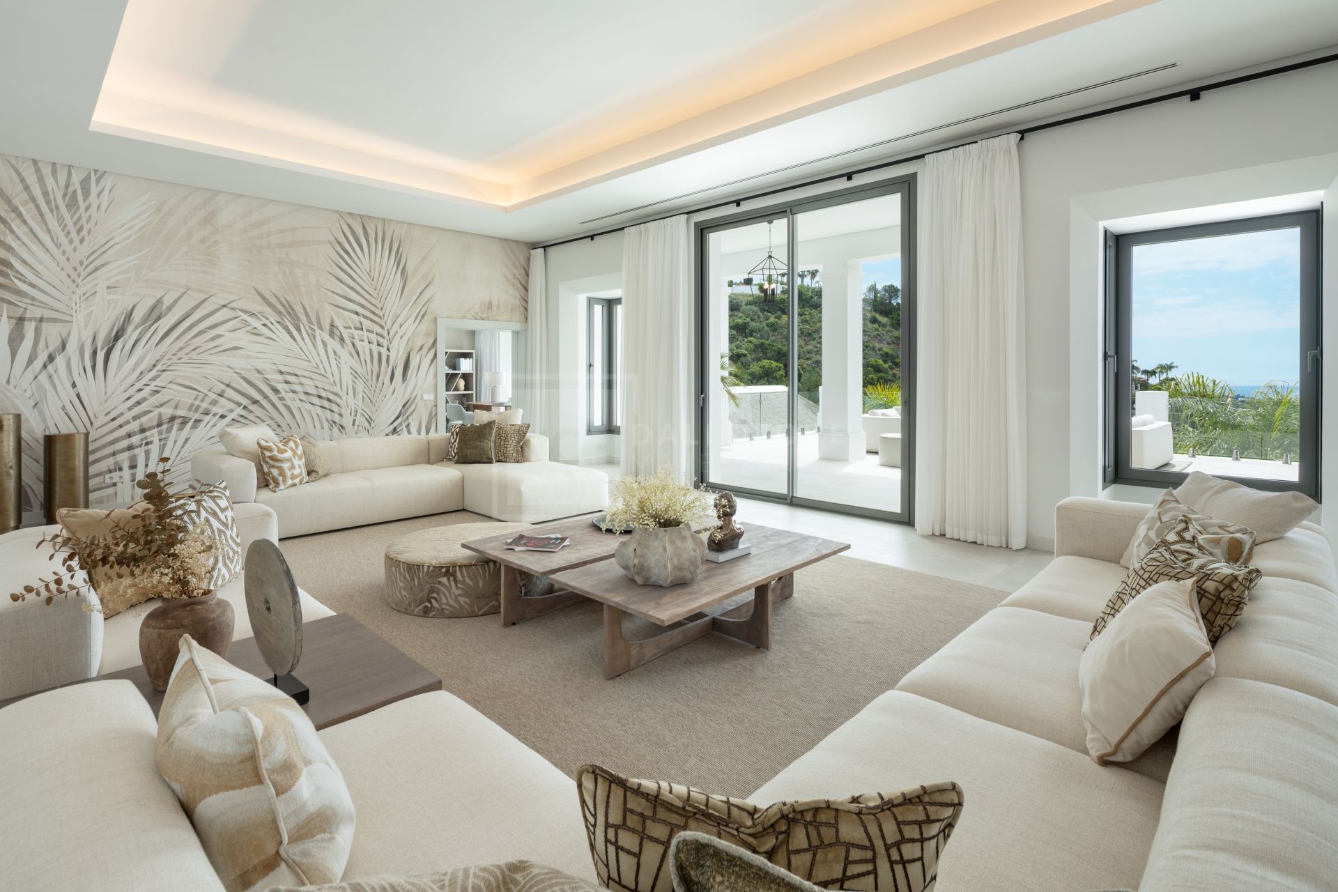 OBRA MAESTRA DE CINCO DORMITORIOS EN UNA PRESTIGIOSA COMUNIDAD CERRADA CON VISTAS AL MAR