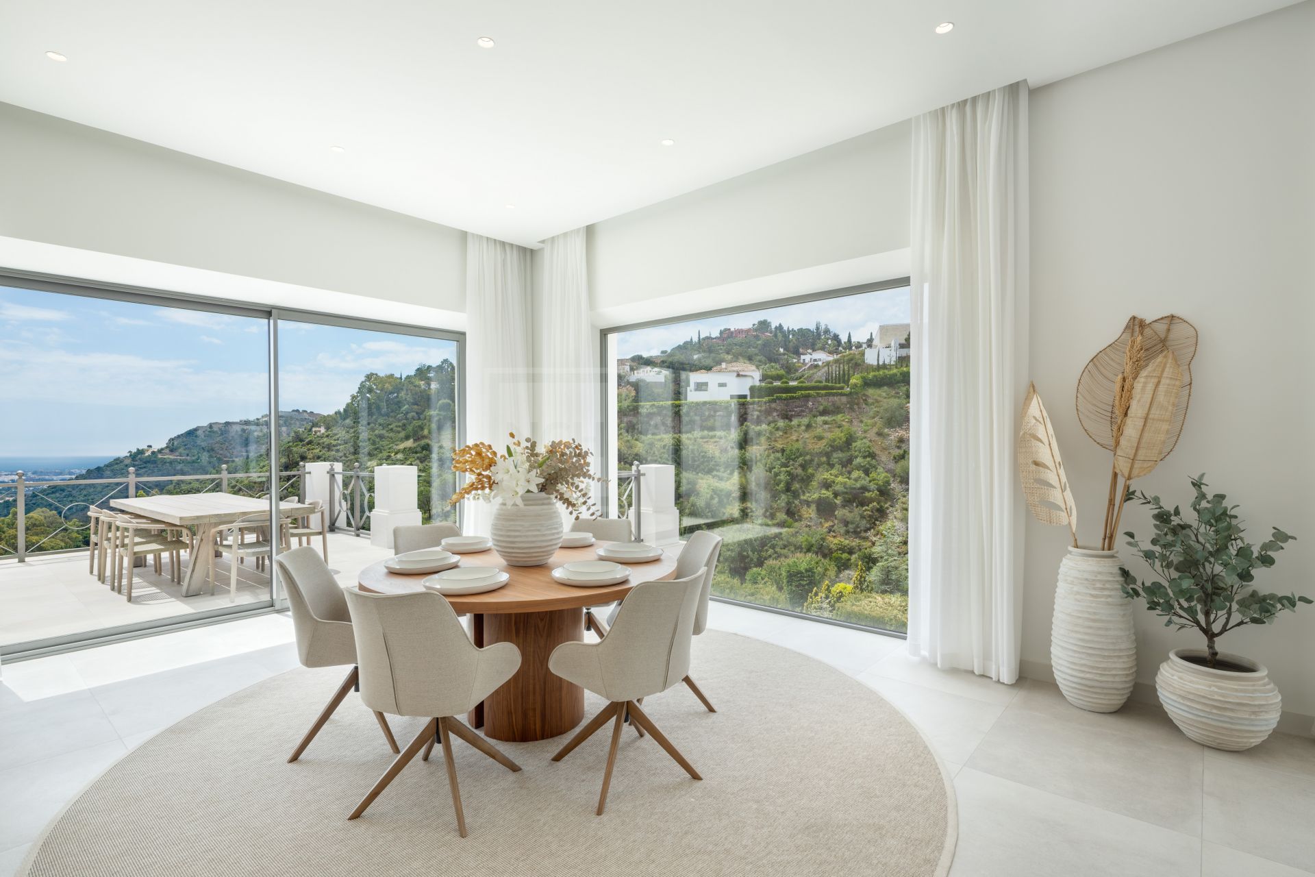 OBRA MAESTRA DE CINCO DORMITORIOS EN UNA PRESTIGIOSA COMUNIDAD CERRADA CON VISTAS AL MAR