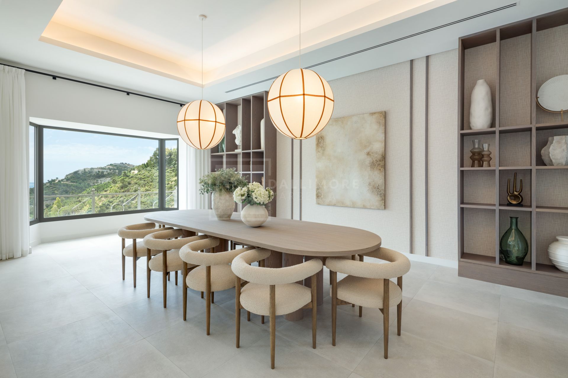 OBRA MAESTRA DE CINCO DORMITORIOS EN UNA PRESTIGIOSA COMUNIDAD CERRADA CON VISTAS AL MAR