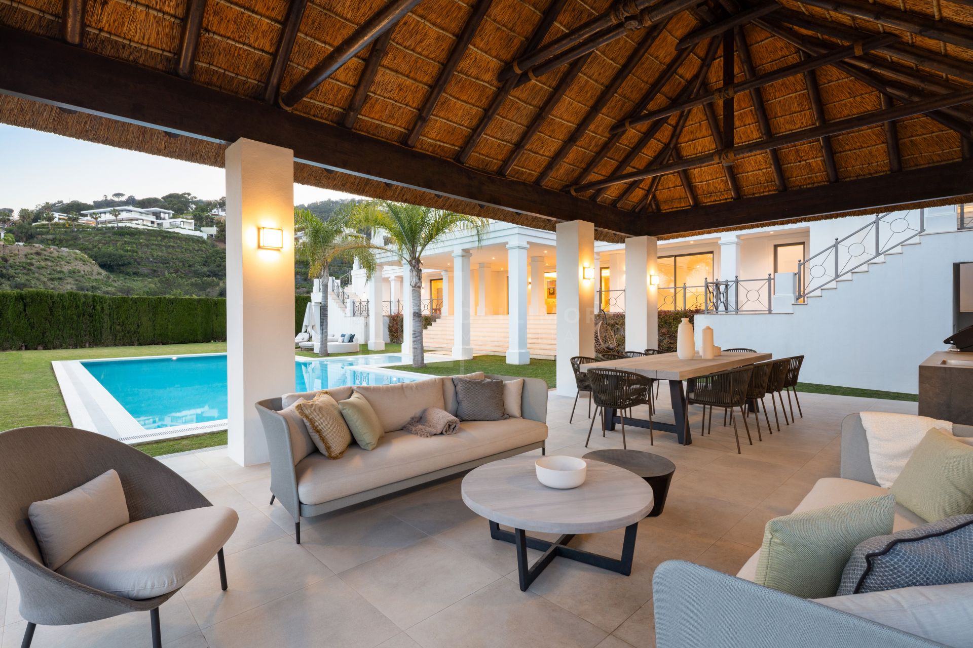 OBRA MAESTRA DE CINCO DORMITORIOS EN UNA PRESTIGIOSA COMUNIDAD CERRADA CON VISTAS AL MAR