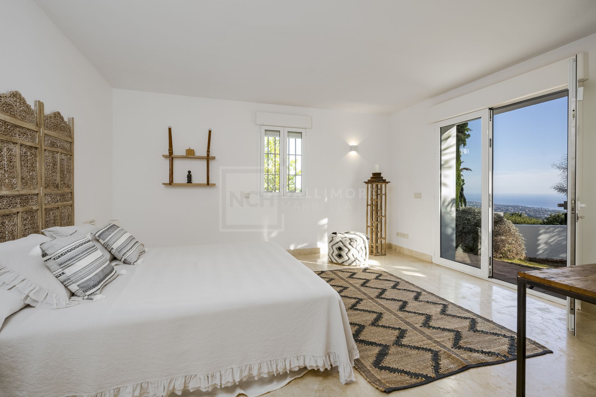 VILLA DE ESTILO ANDALUZ CON VISTAS PANORÁMICAS AL MAR EN MARBELLA ESTE