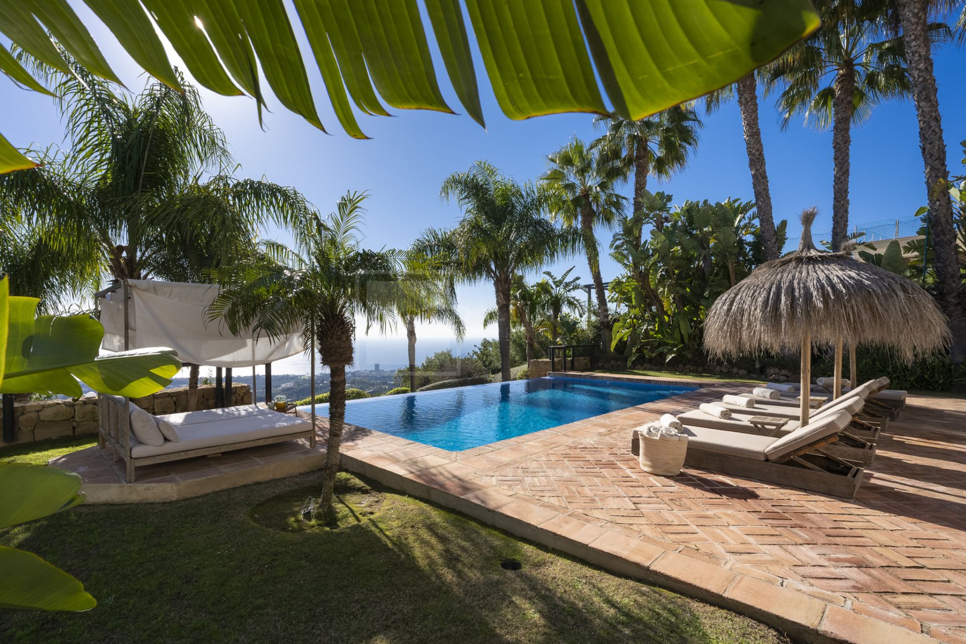 VILLA DE ESTILO ANDALUZ CON VISTAS PANORÁMICAS AL MAR EN MARBELLA ESTE