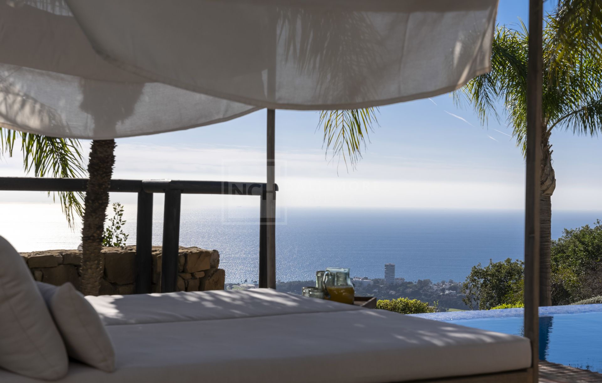 VILLA DE ESTILO ANDALUZ CON VISTAS PANORÁMICAS AL MAR EN MARBELLA ESTE