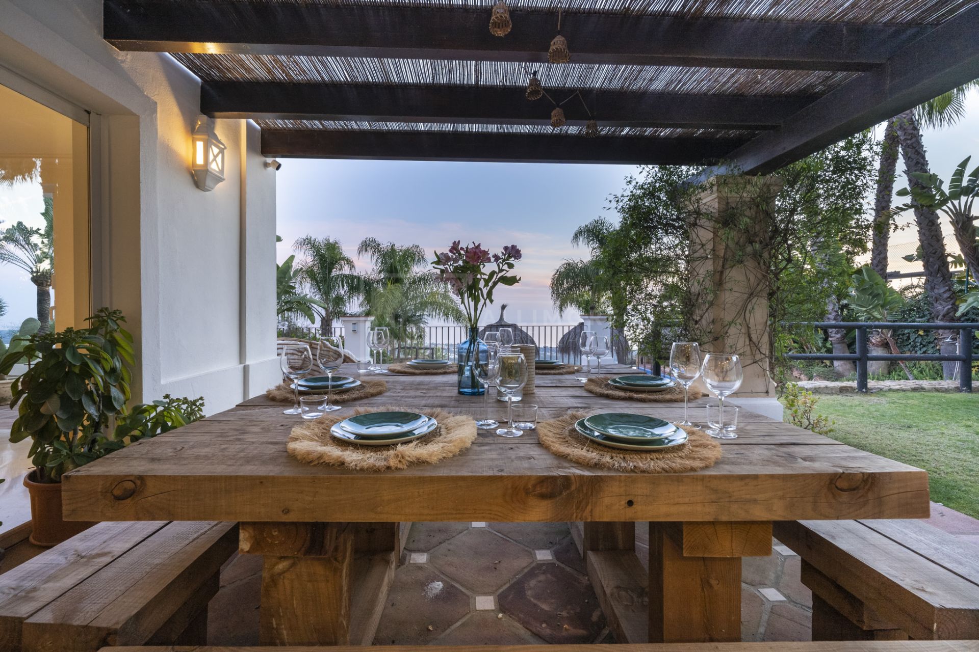 VILLA DE ESTILO ANDALUZ CON VISTAS PANORÁMICAS AL MAR EN MARBELLA ESTE