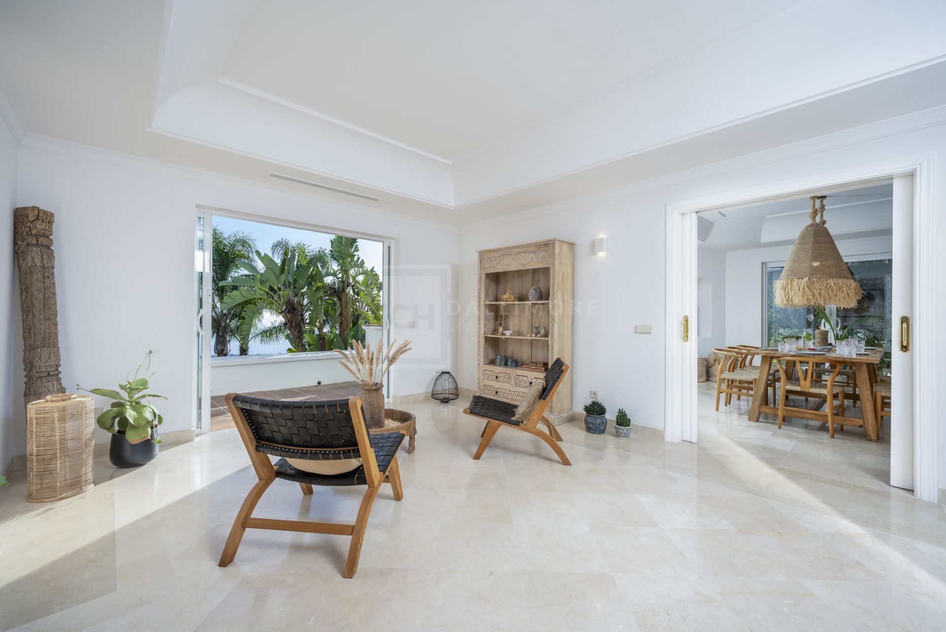 VILLA DE ESTILO ANDALUZ CON VISTAS PANORÁMICAS AL MAR EN MARBELLA ESTE