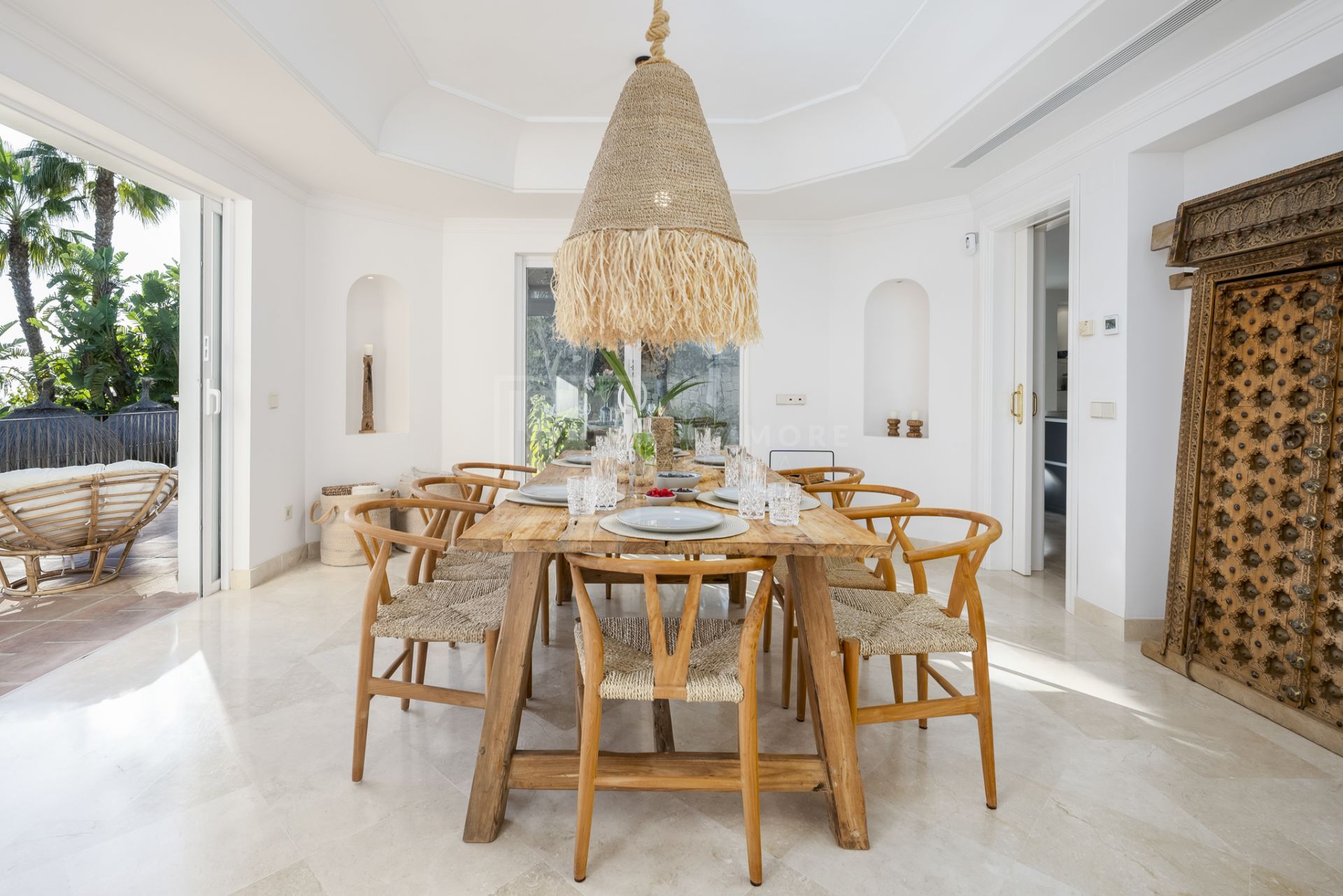 VILLA DE ESTILO ANDALUZ CON VISTAS PANORÁMICAS AL MAR EN MARBELLA ESTE
