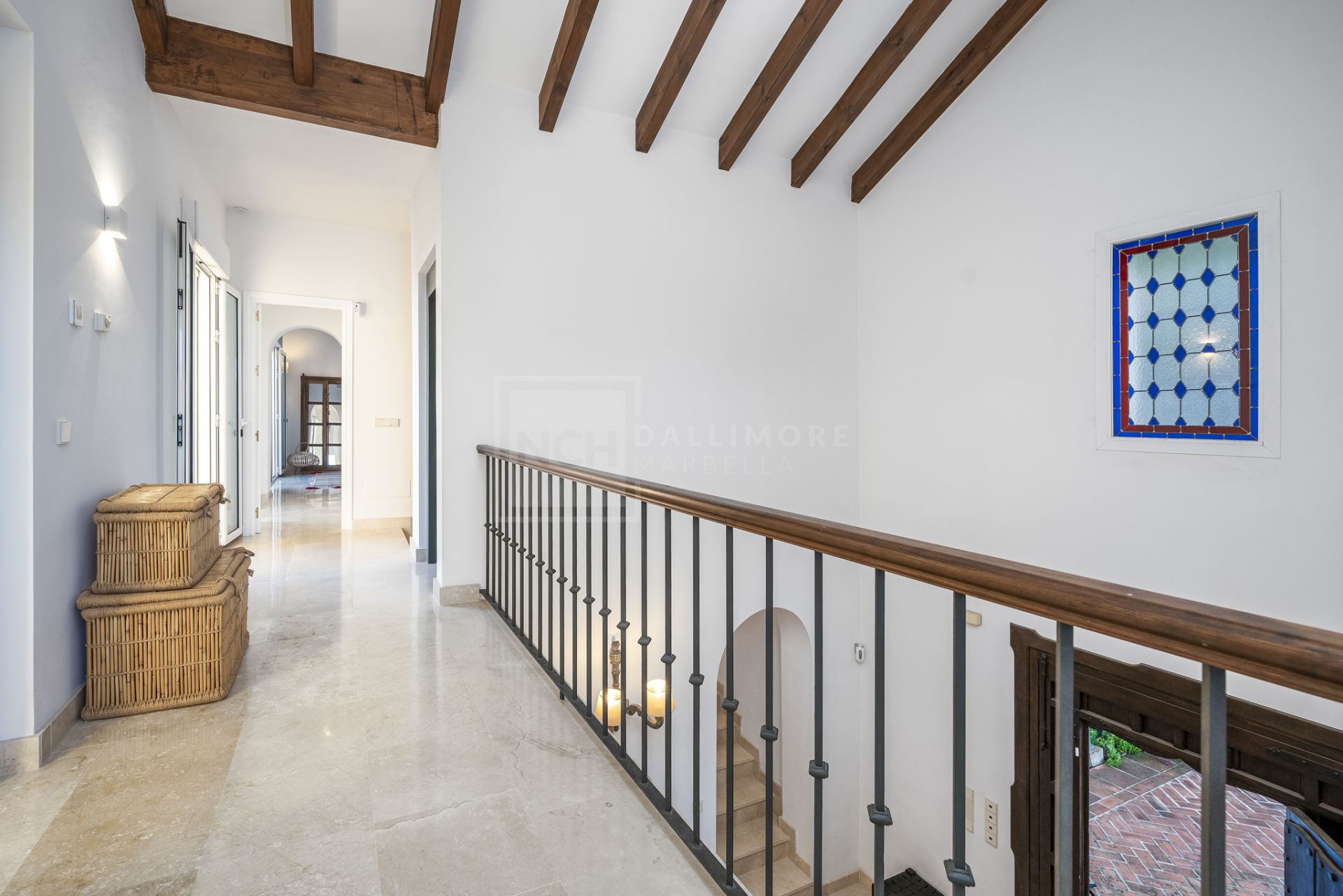 VILLA DE ESTILO ANDALUZ CON VISTAS PANORÁMICAS AL MAR EN MARBELLA ESTE
