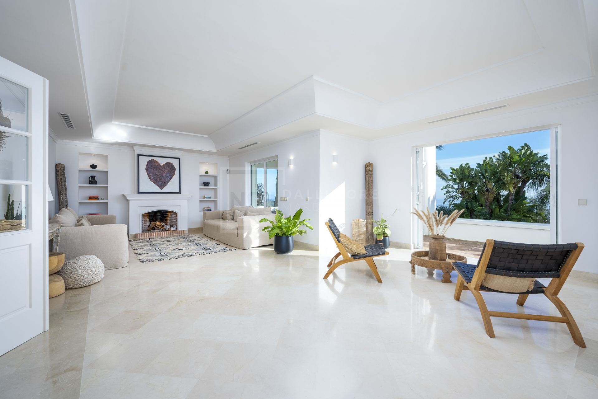 VILLA DE ESTILO ANDALUZ CON VISTAS PANORÁMICAS AL MAR EN MARBELLA ESTE
