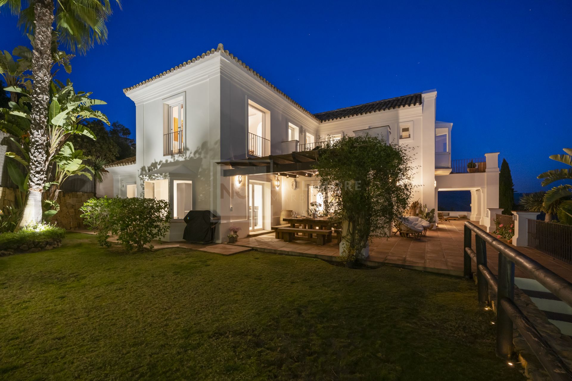 VILLA DE ESTILO ANDALUZ CON VISTAS PANORÁMICAS AL MAR EN MARBELLA ESTE