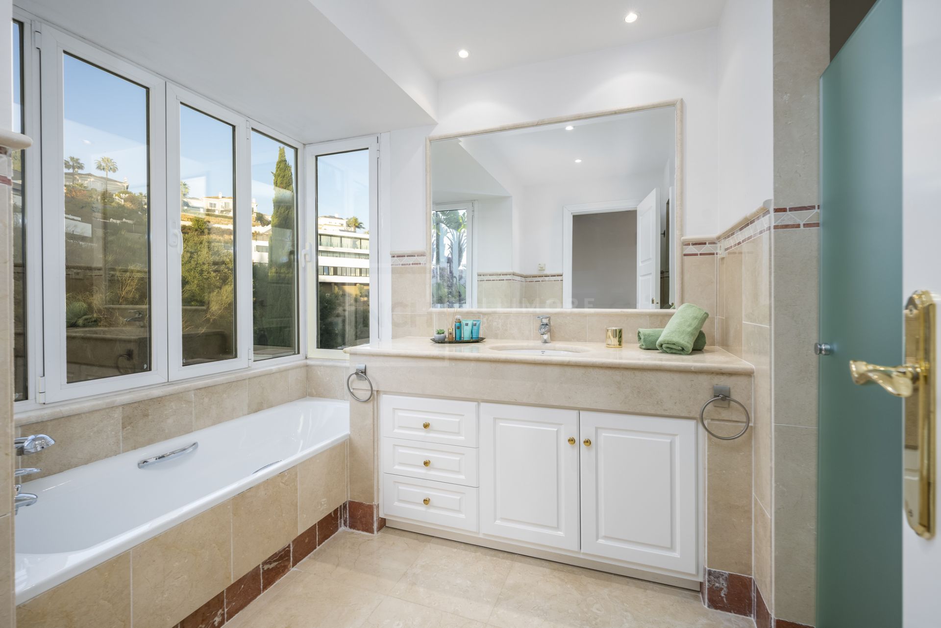 VILLA DE ESTILO ANDALUZ CON VISTAS PANORÁMICAS AL MAR EN MARBELLA ESTE