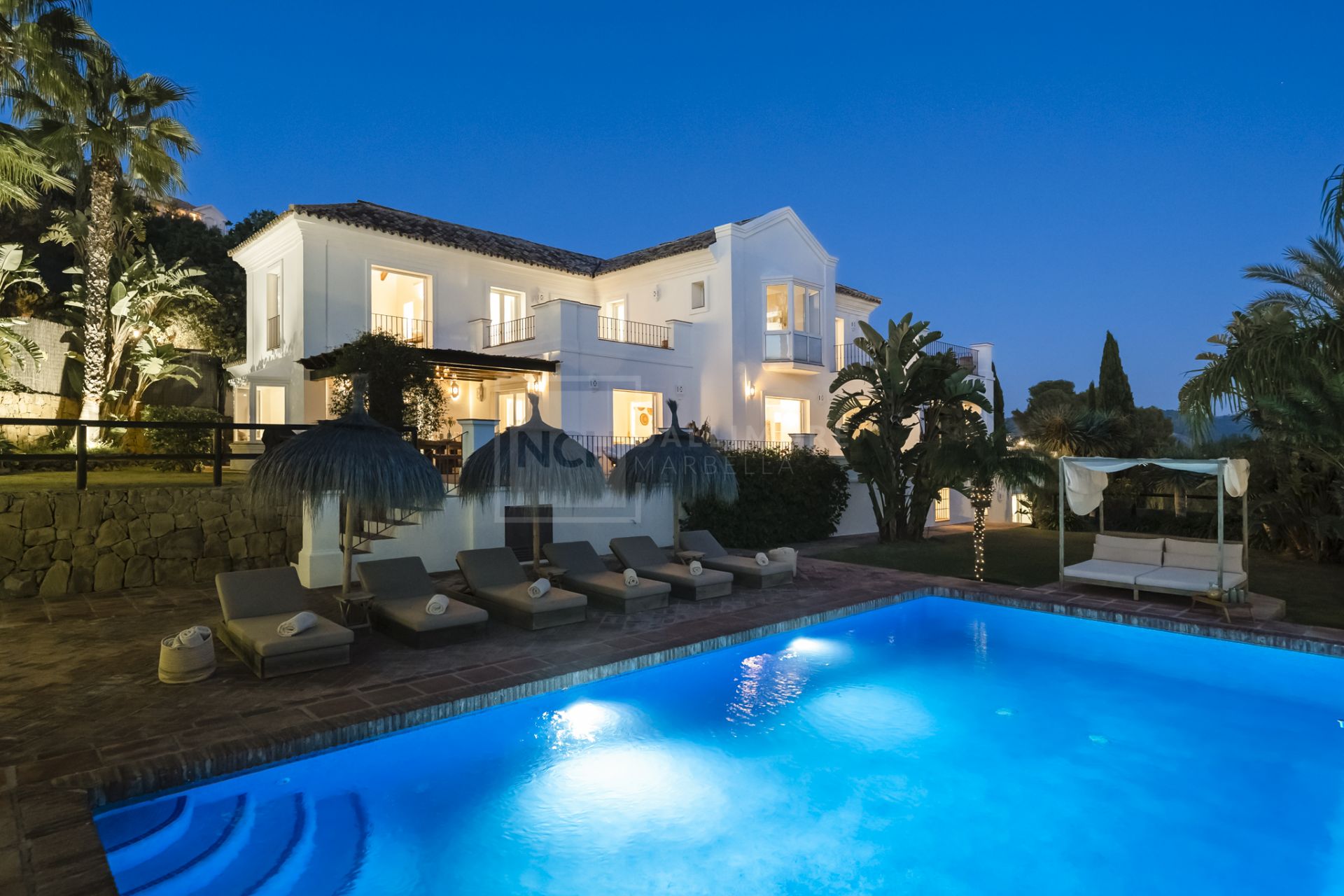 VILLA DE ESTILO ANDALUZ CON VISTAS PANORÁMICAS AL MAR EN MARBELLA ESTE