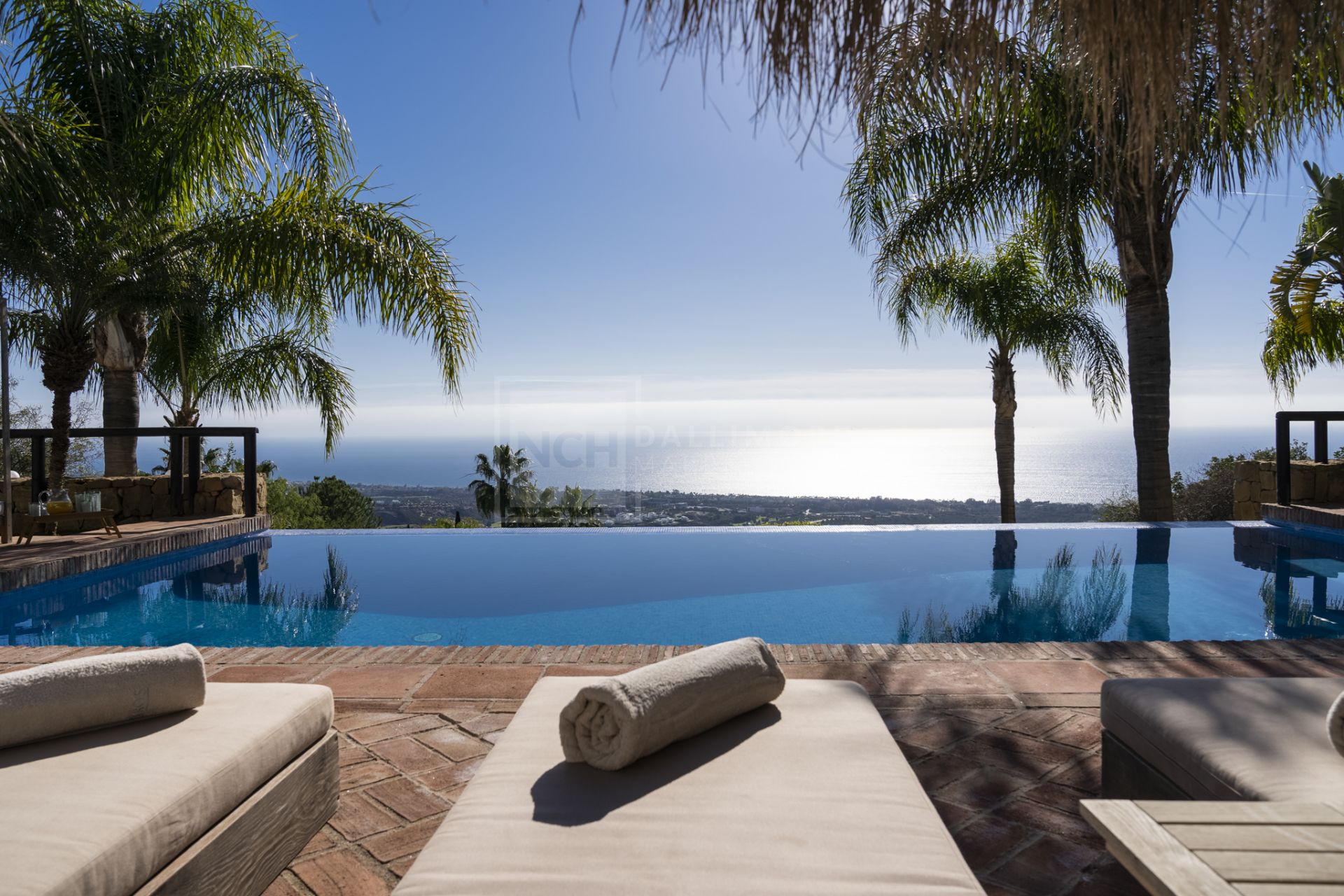 VILLA DE ESTILO ANDALUZ CON VISTAS PANORÁMICAS AL MAR EN MARBELLA ESTE
