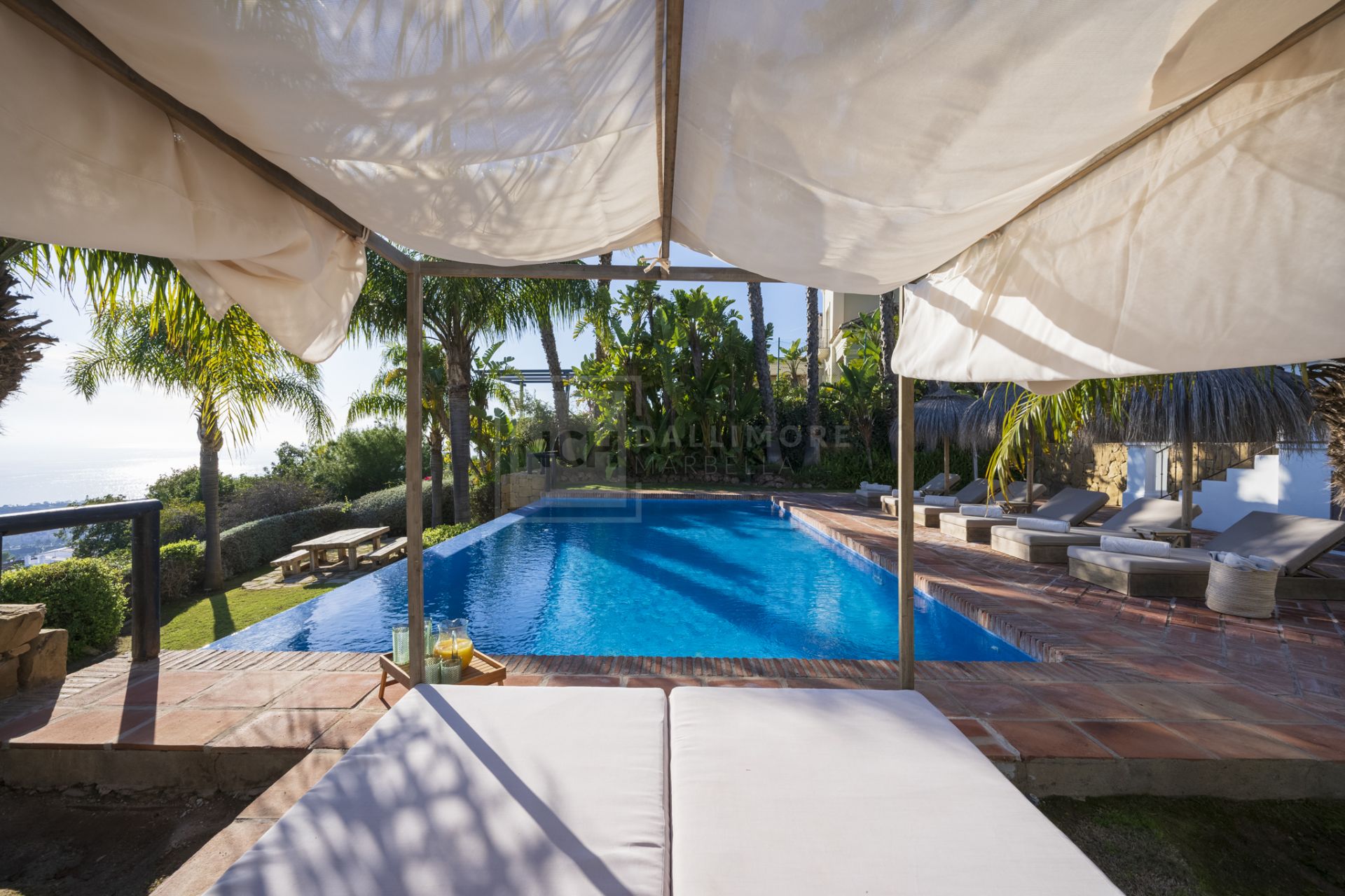 VILLA DE ESTILO ANDALUZ CON VISTAS PANORÁMICAS AL MAR EN MARBELLA ESTE