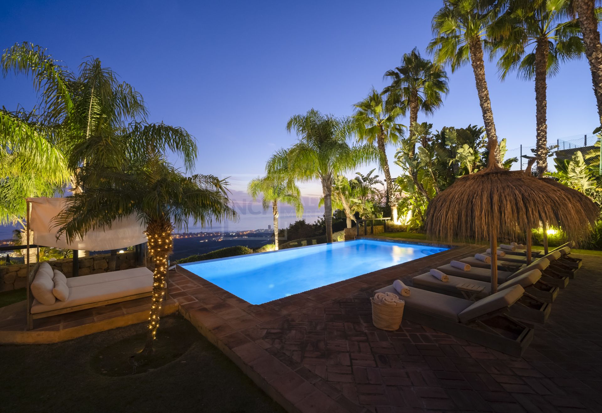 VILLA DE ESTILO ANDALUZ CON VISTAS PANORÁMICAS AL MAR EN MARBELLA ESTE