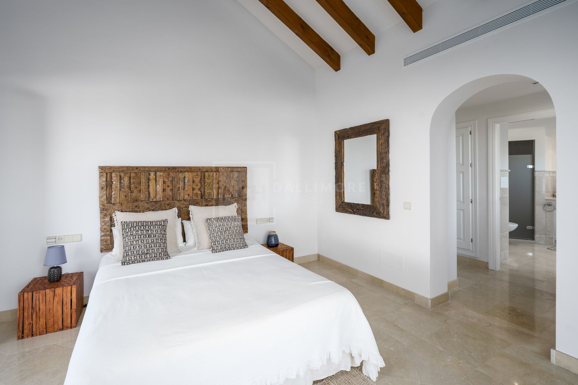 VILLA DE ESTILO ANDALUZ CON VISTAS PANORÁMICAS AL MAR EN MARBELLA ESTE