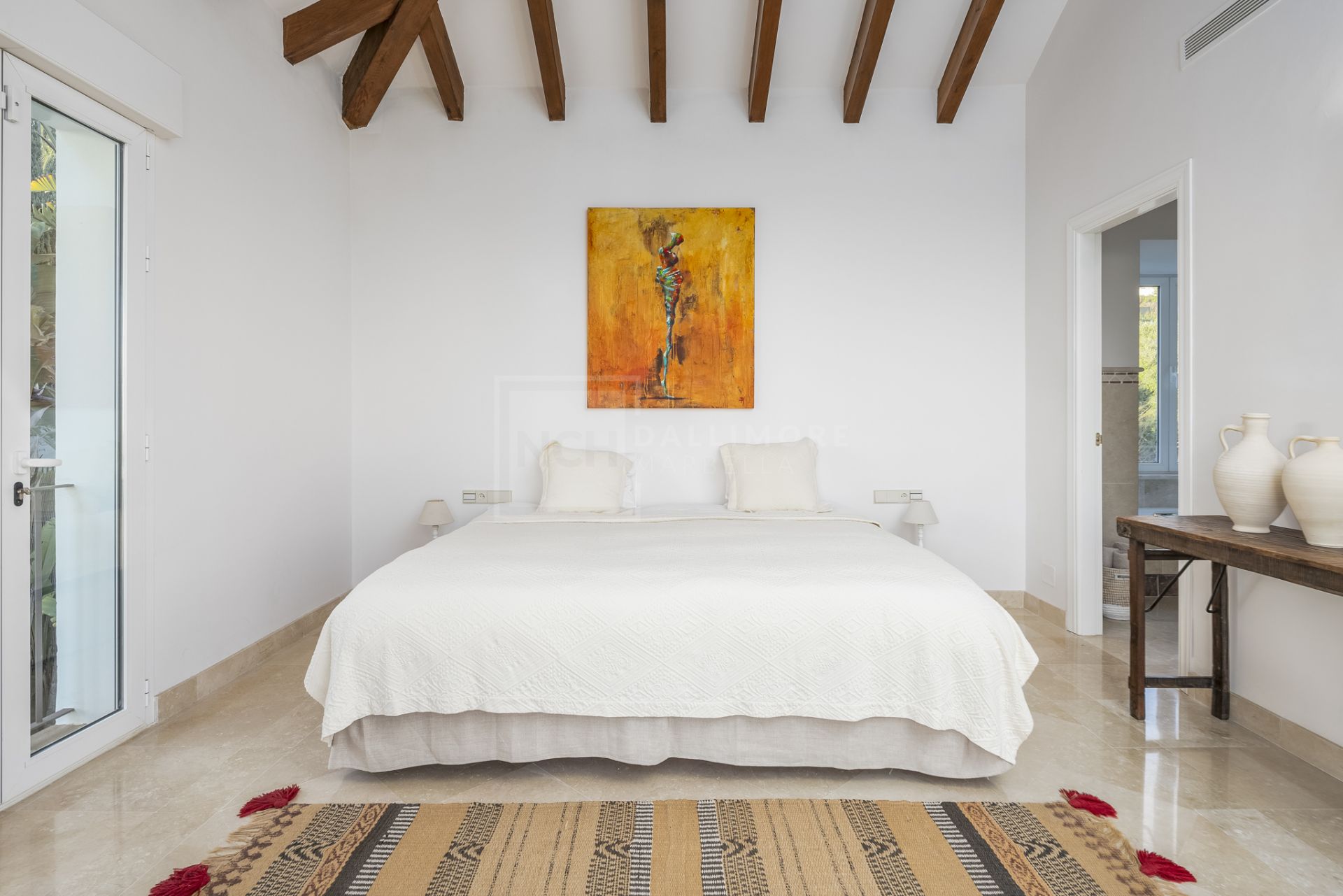 VILLA DE ESTILO ANDALUZ CON VISTAS PANORÁMICAS AL MAR EN MARBELLA ESTE