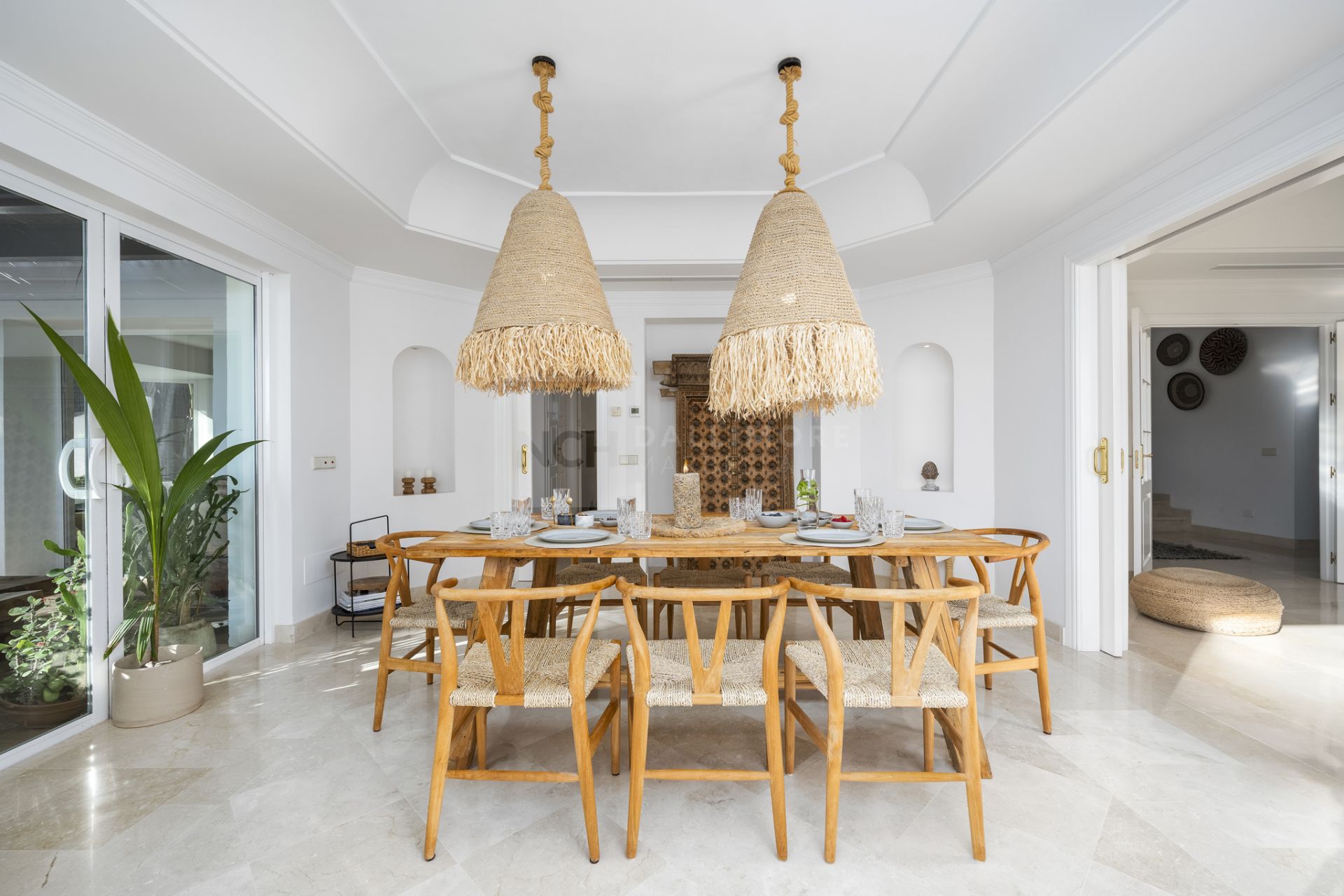 VILLA DE ESTILO ANDALUZ CON VISTAS PANORÁMICAS AL MAR EN MARBELLA ESTE